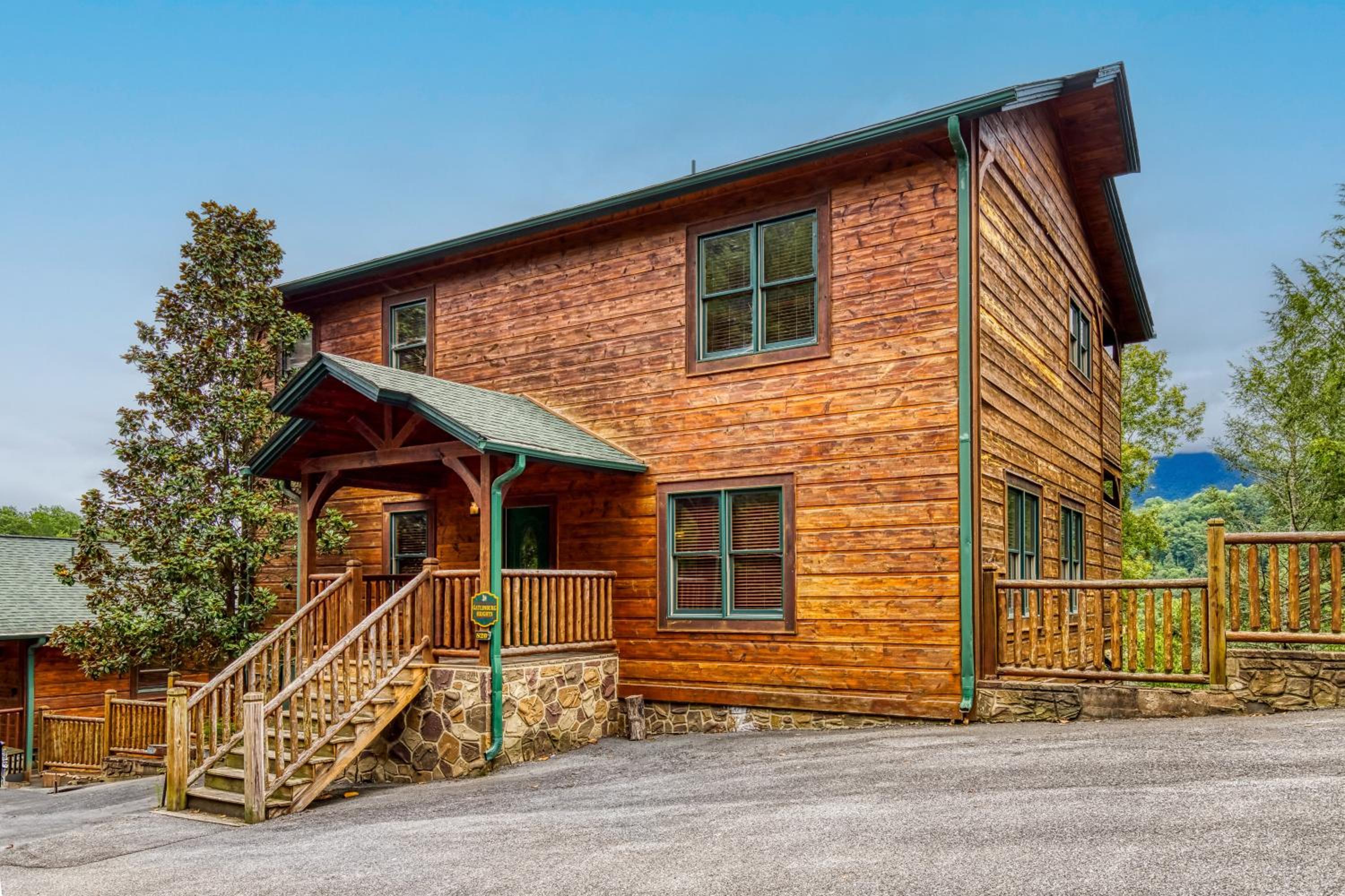 Gatlinburg Heights, Hot Tub, Game Room, Theater Room, FREE Attraction tickets !!!