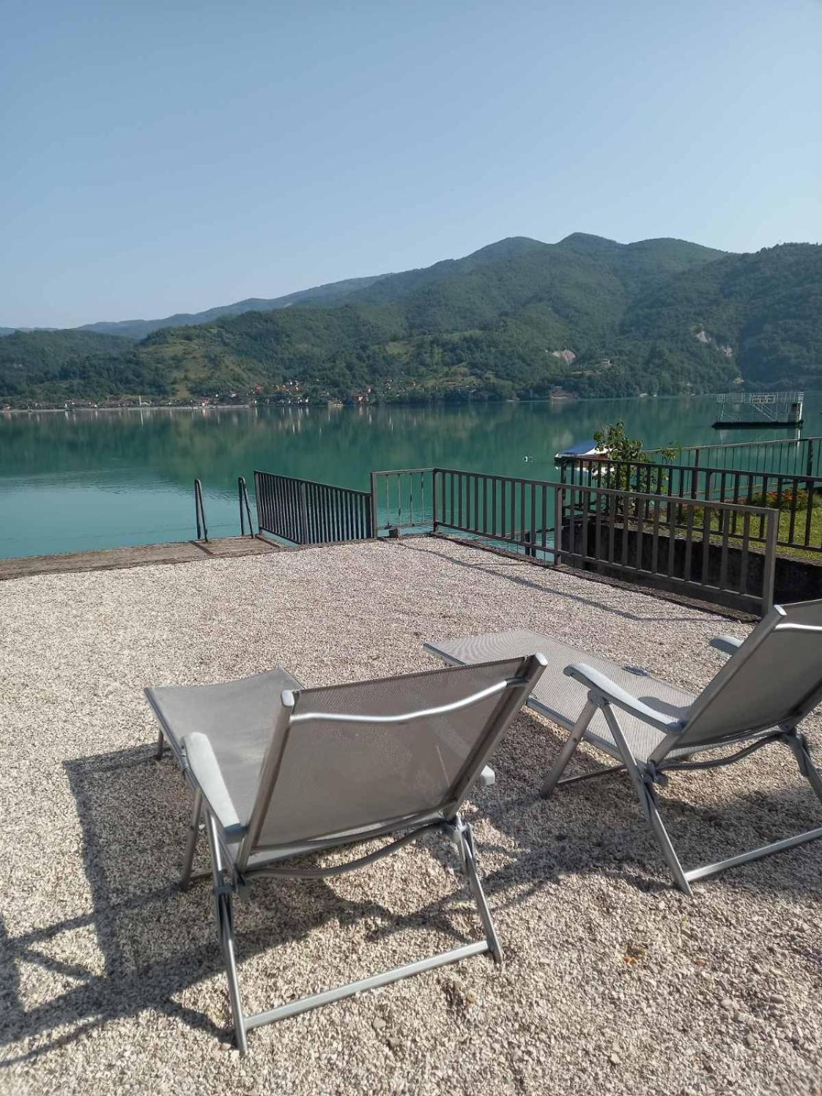 Villa Lake