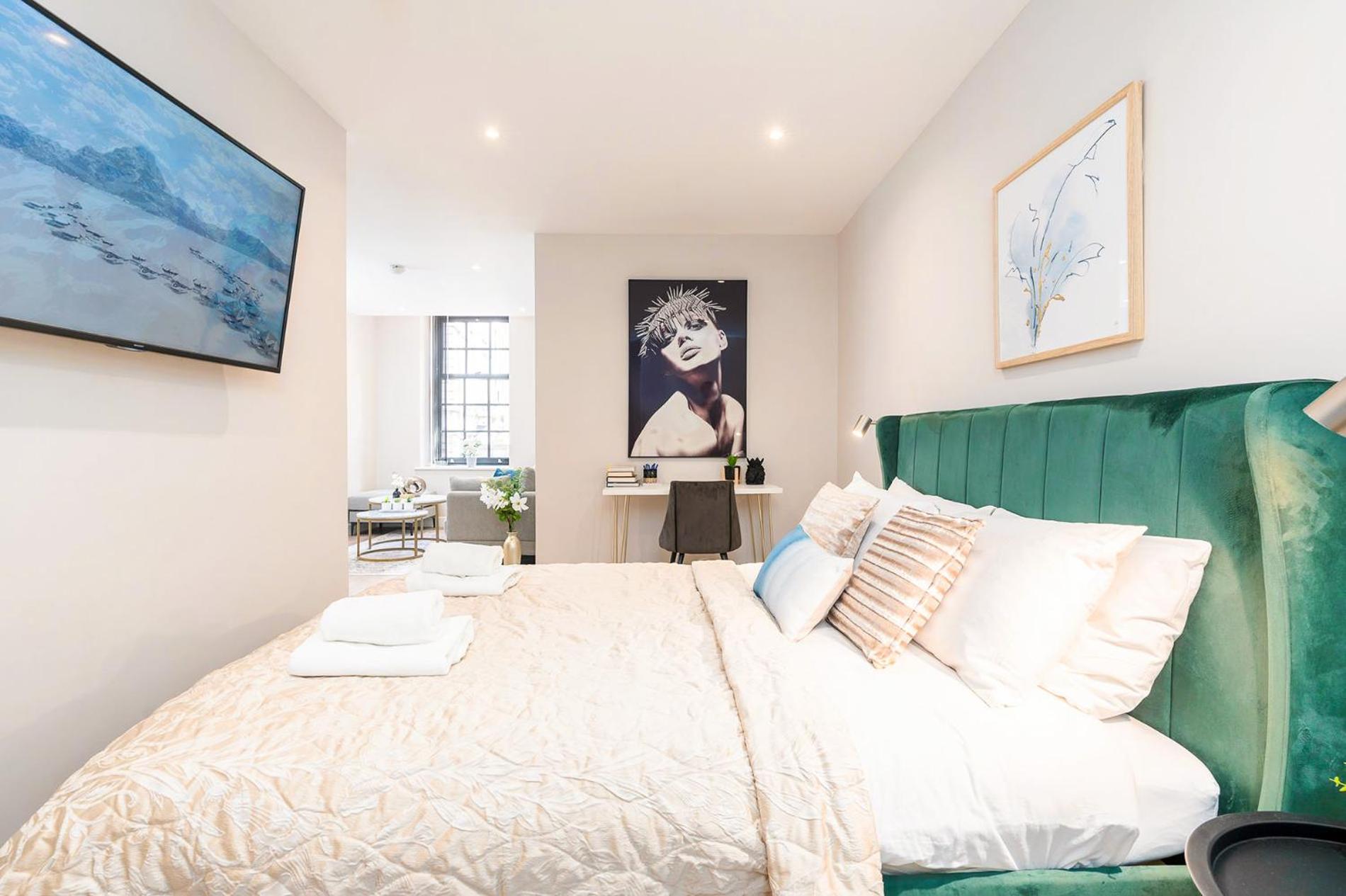 King Size Bed, City Centre, Long Stay Offers, Fast Wifi, Fully Equipped Kitchen, Dedicated Work Place view 2