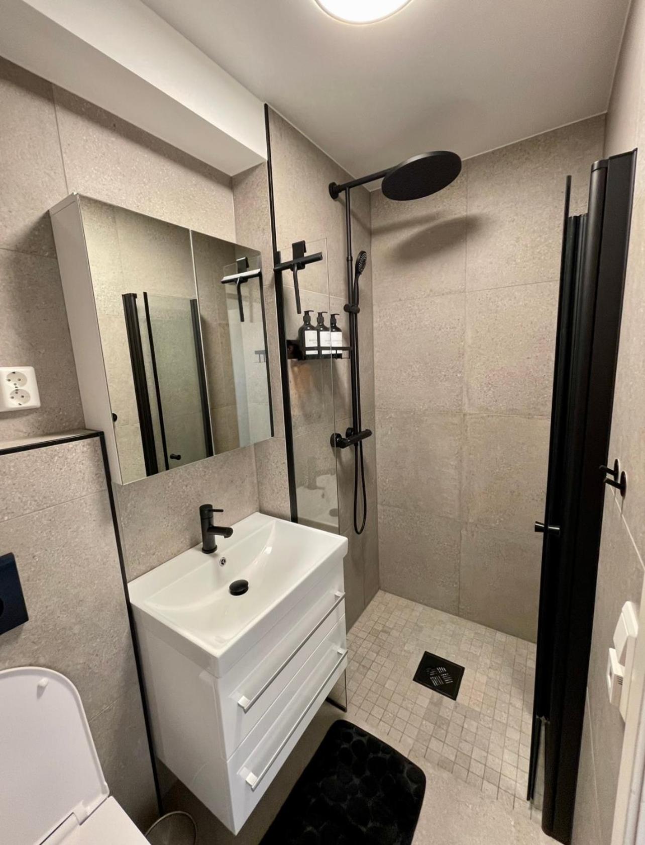 Modern apartment ONLY 5 minutes from City Centre view 3
