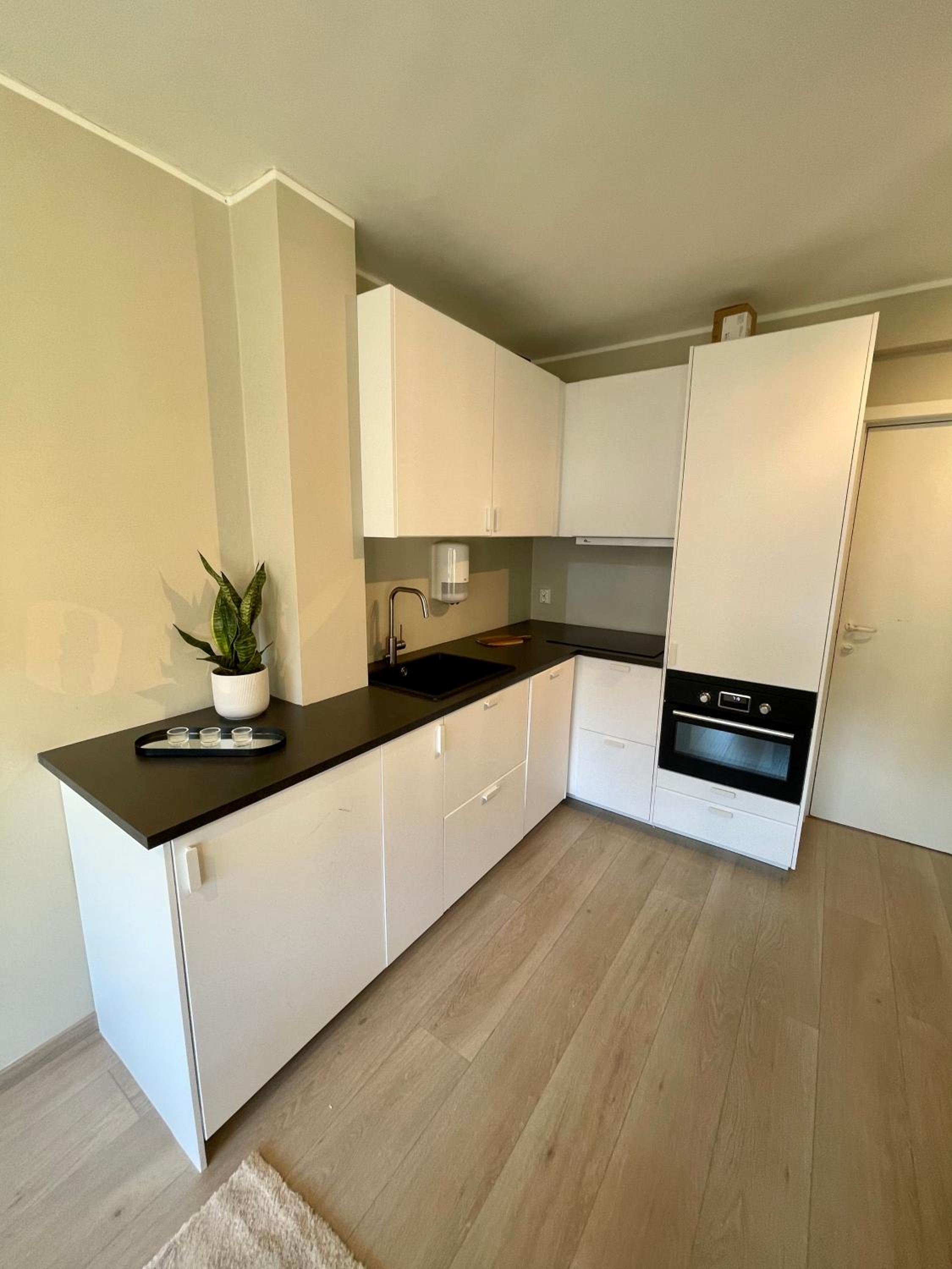 Modern apartment ONLY 5 minutes from City Centre view 5