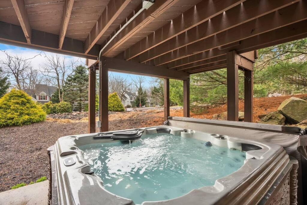 mountain cabin in Lake harmony - walk or drive to BB SKI and Lake, JACK FROST Ski mts with POOL, BEACH, LINENS, TOWELS, HOTTUB, GAMES, GRILL view 4