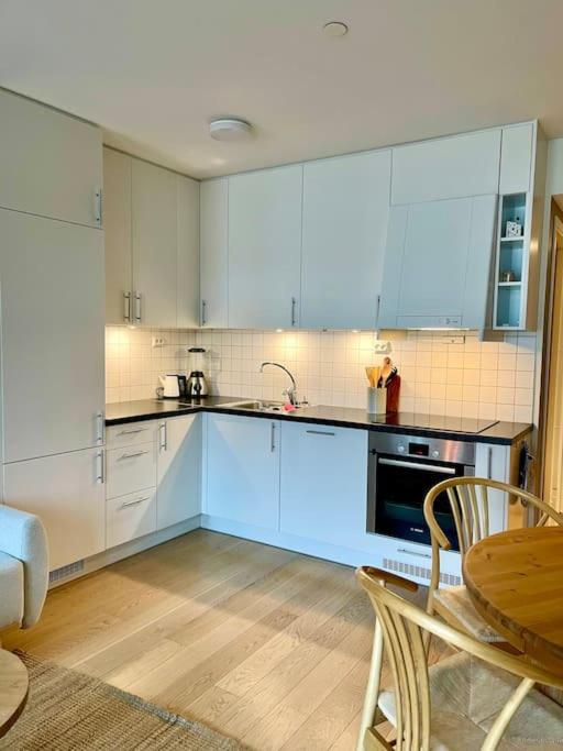 Nordisk moderne leilighet med parkering