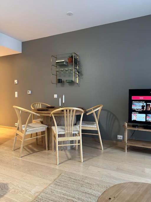 Nordisk moderne leilighet med parkering
