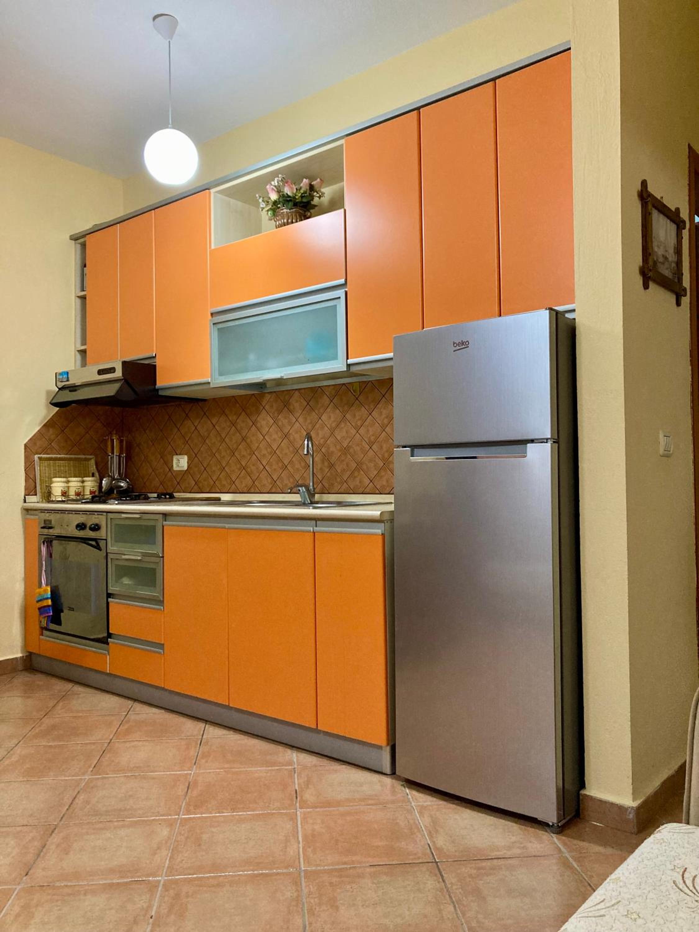 Comfy One-bedroom Flat in Golem, 1BR, 2 Sofas