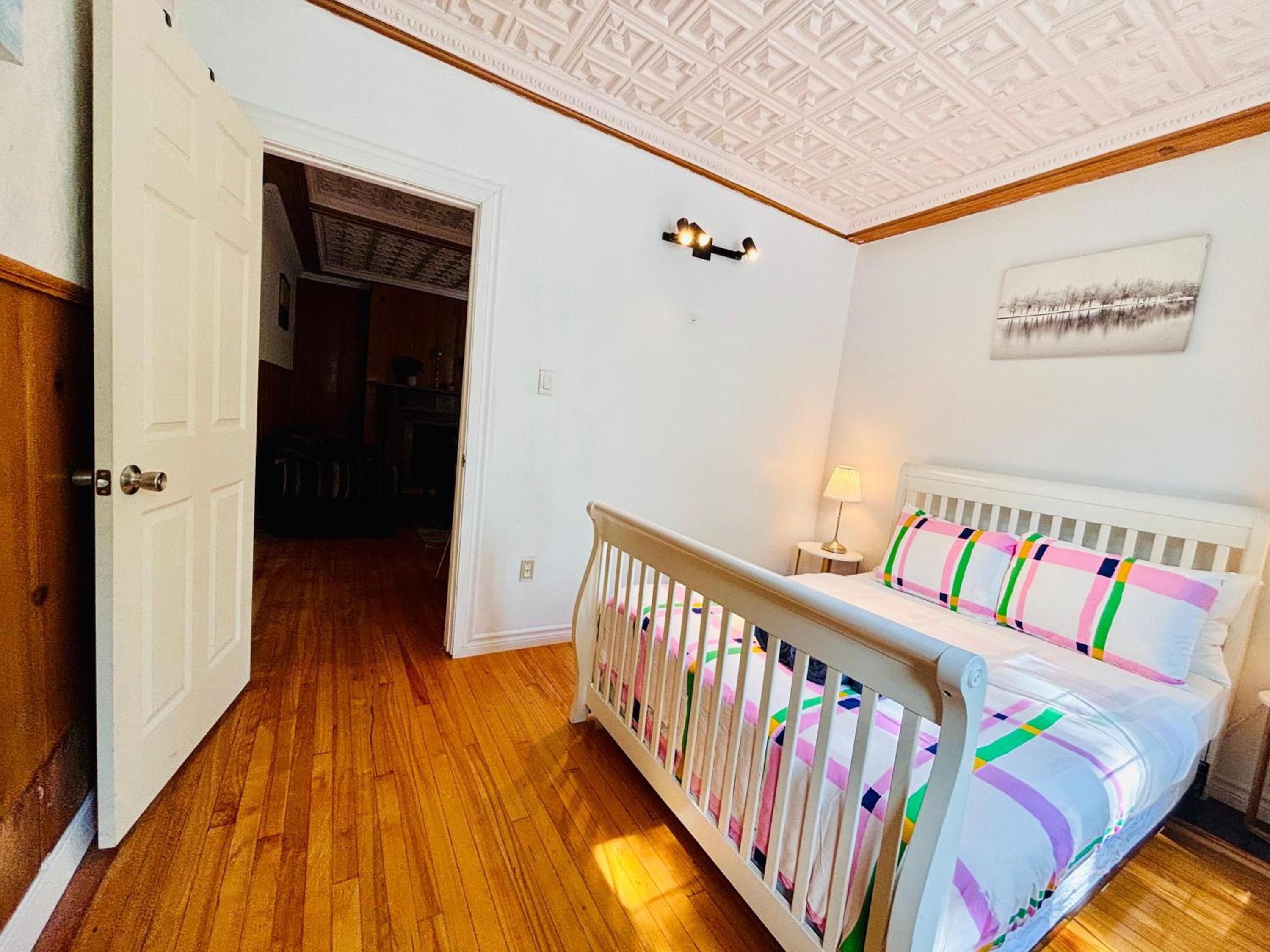 Spacious Group Home Combo, Sleeps 20- Free Parking