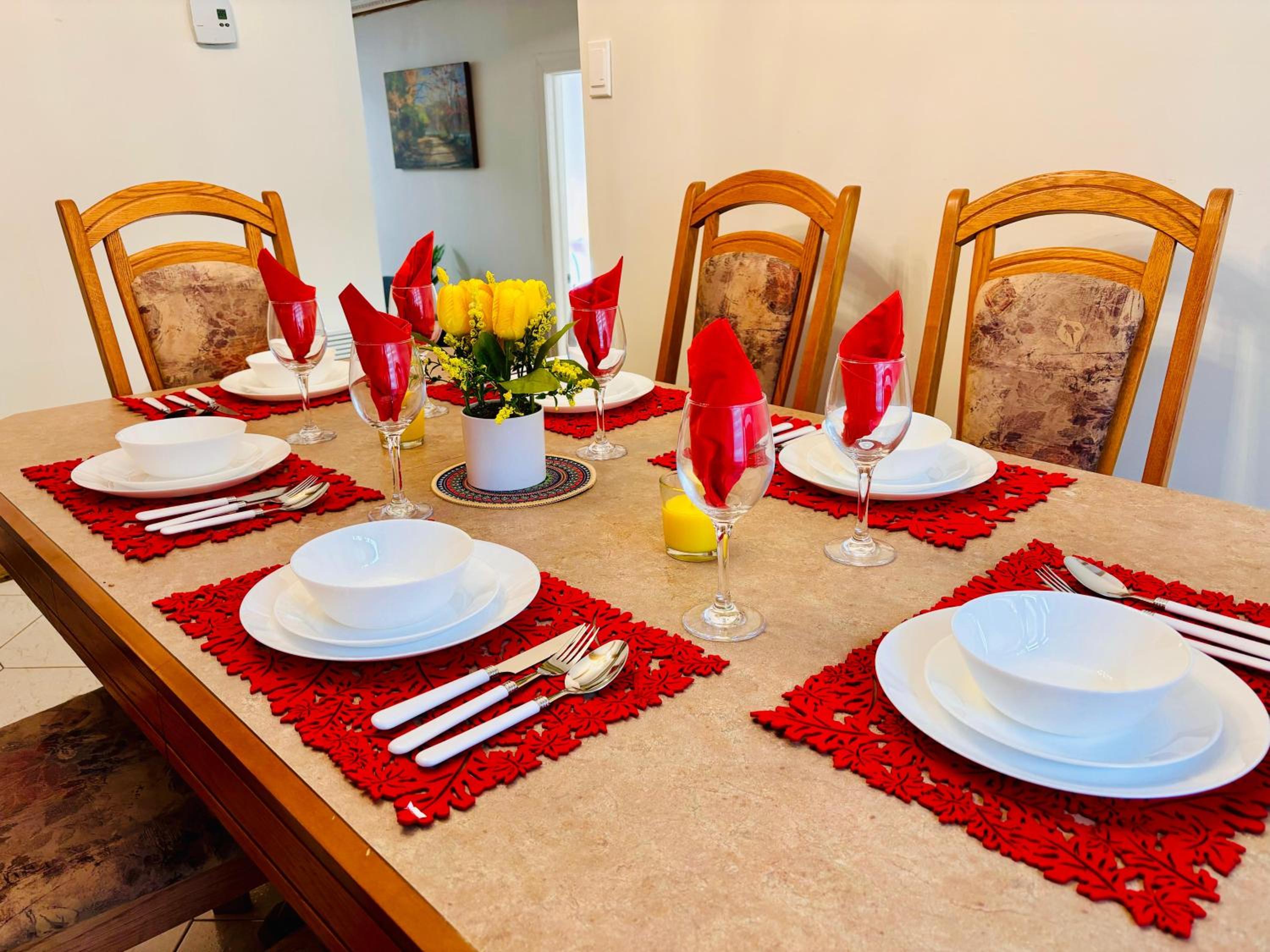 Spacious Group Home Combo, Sleeps 20- Free Parking