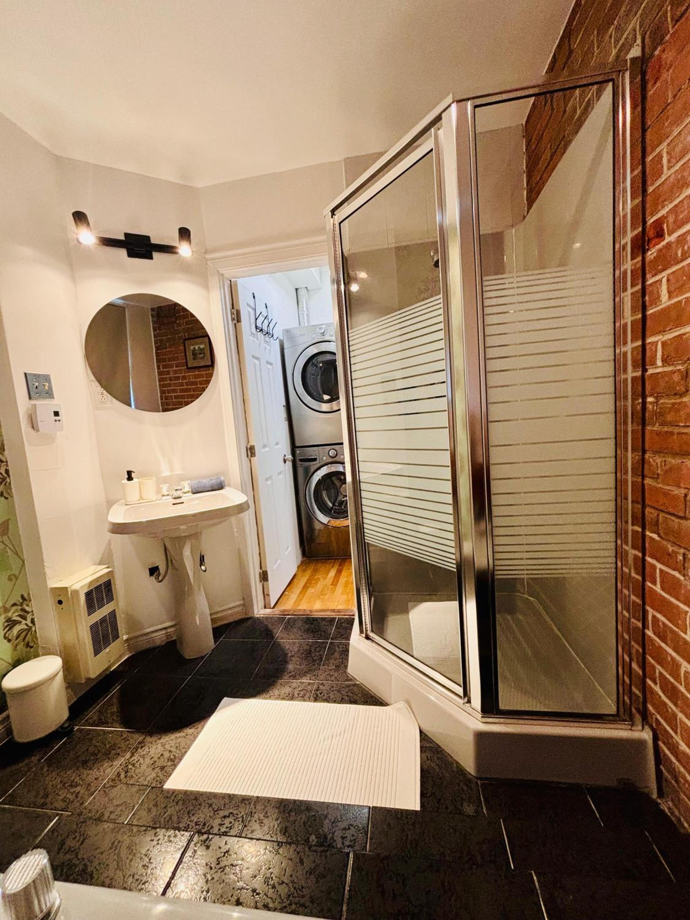 Spacious Group Home Combo, Sleeps 20- Free Parking