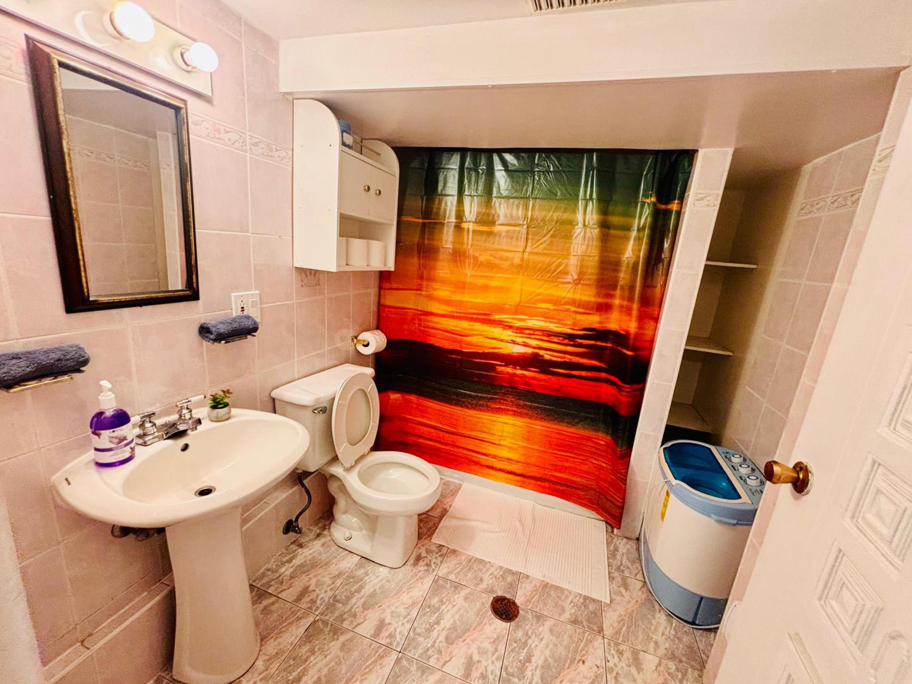 Spacious Group Home Combo, Sleeps 20- Free Parking