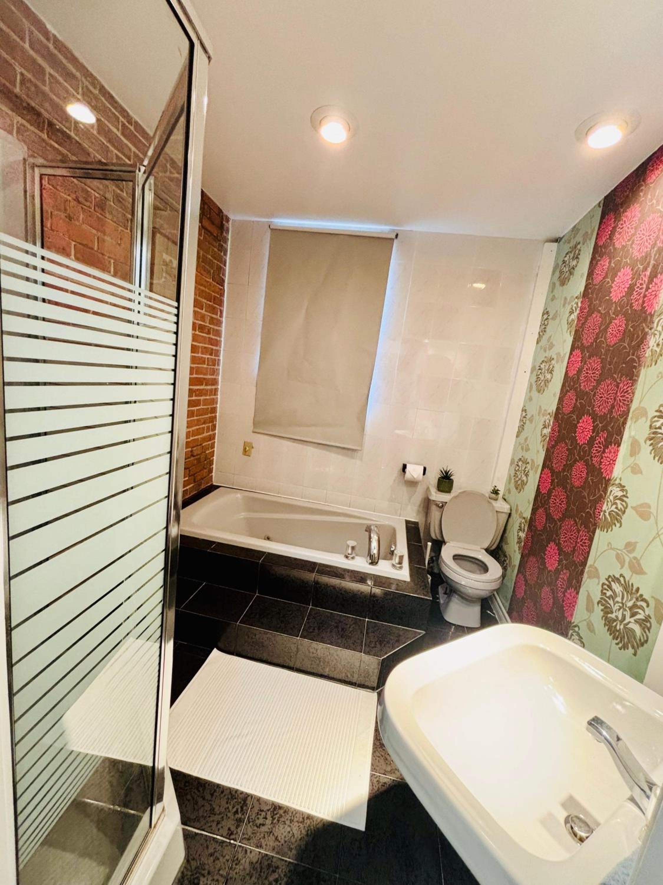 Spacious Group Home Combo, Sleeps 20- Free Parking