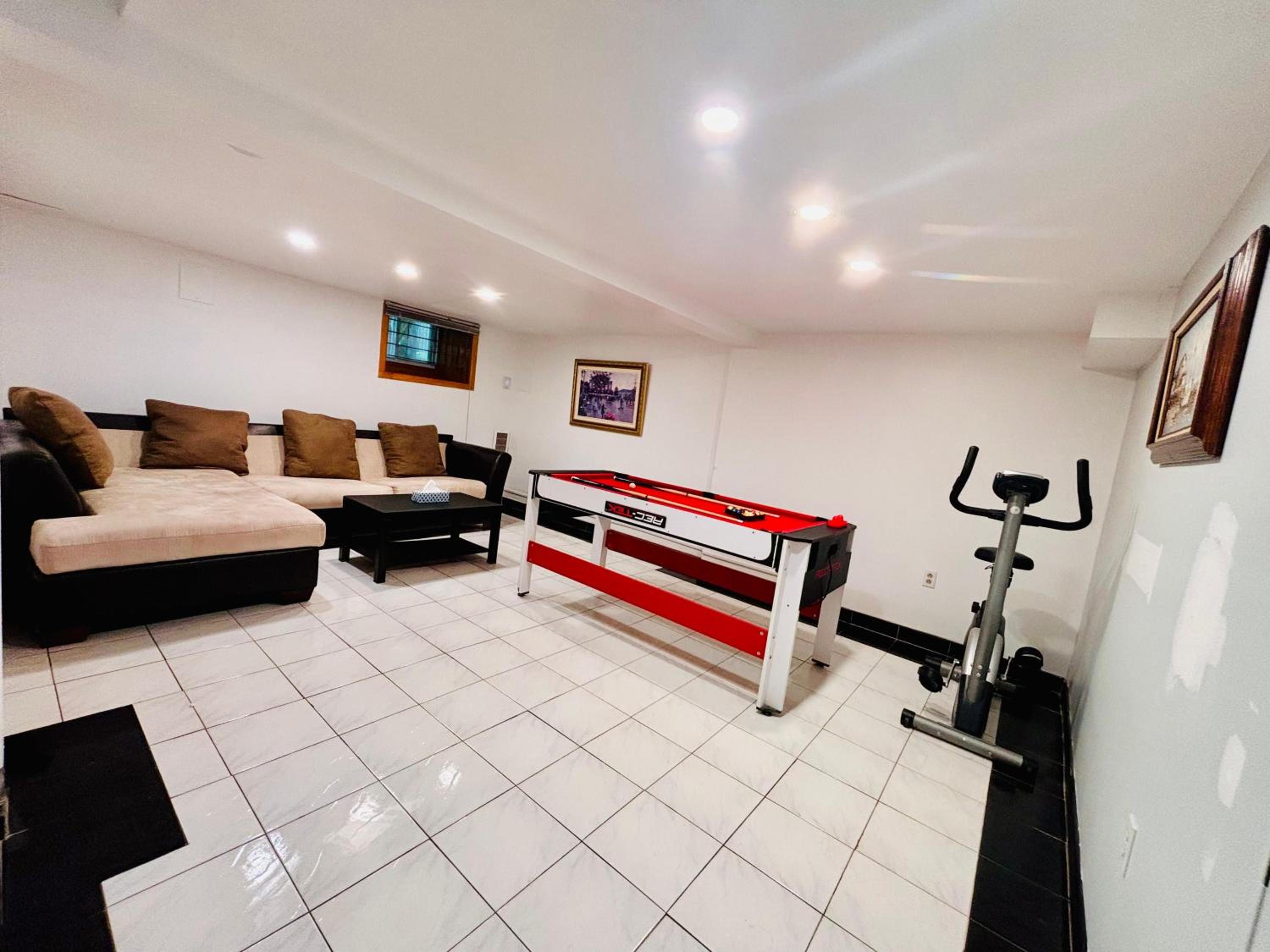 Spacious Group Home Combo, Sleeps 20- Free Parking