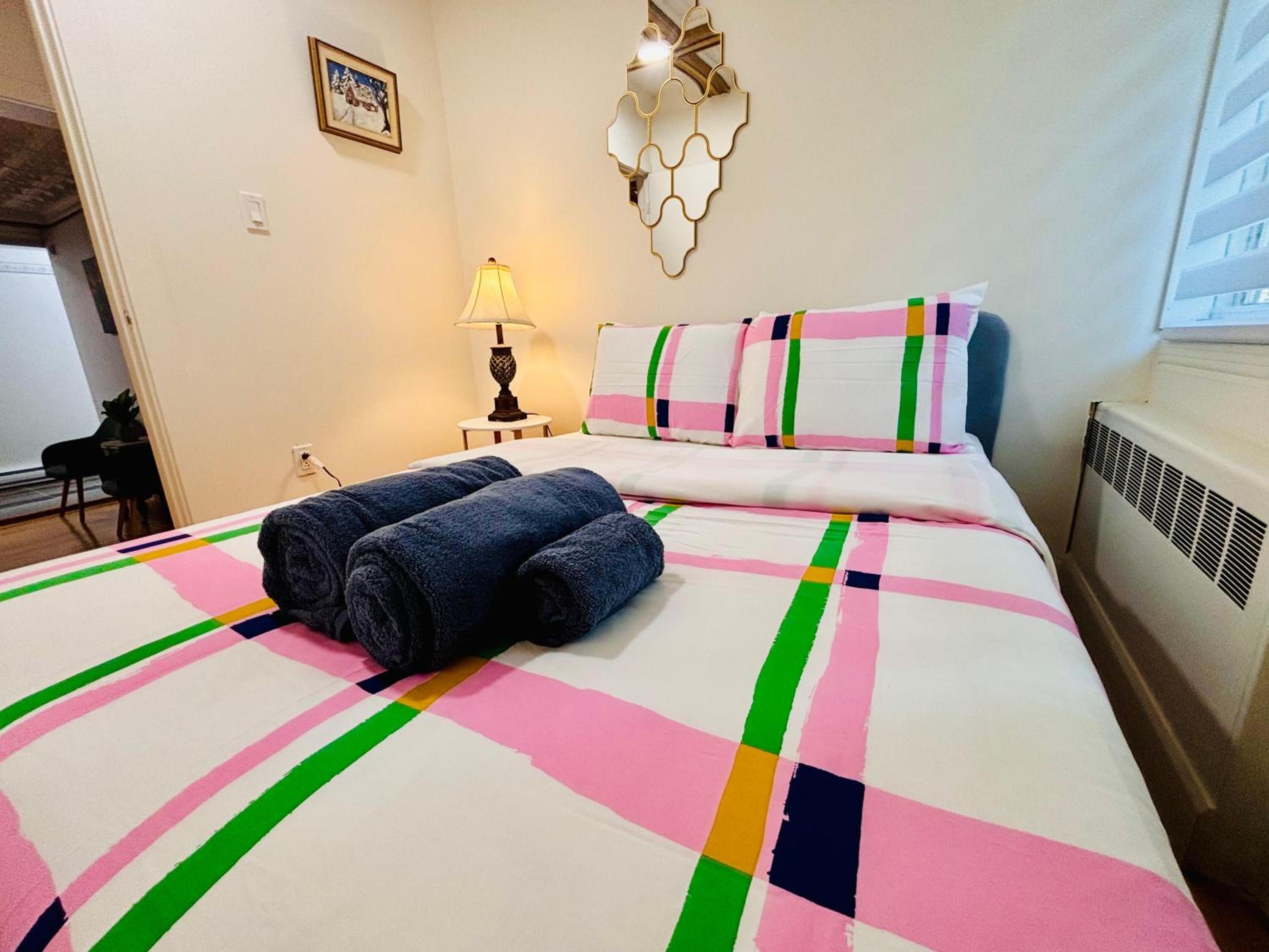 Spacious Group Home Combo, Sleeps 20- Free Parking