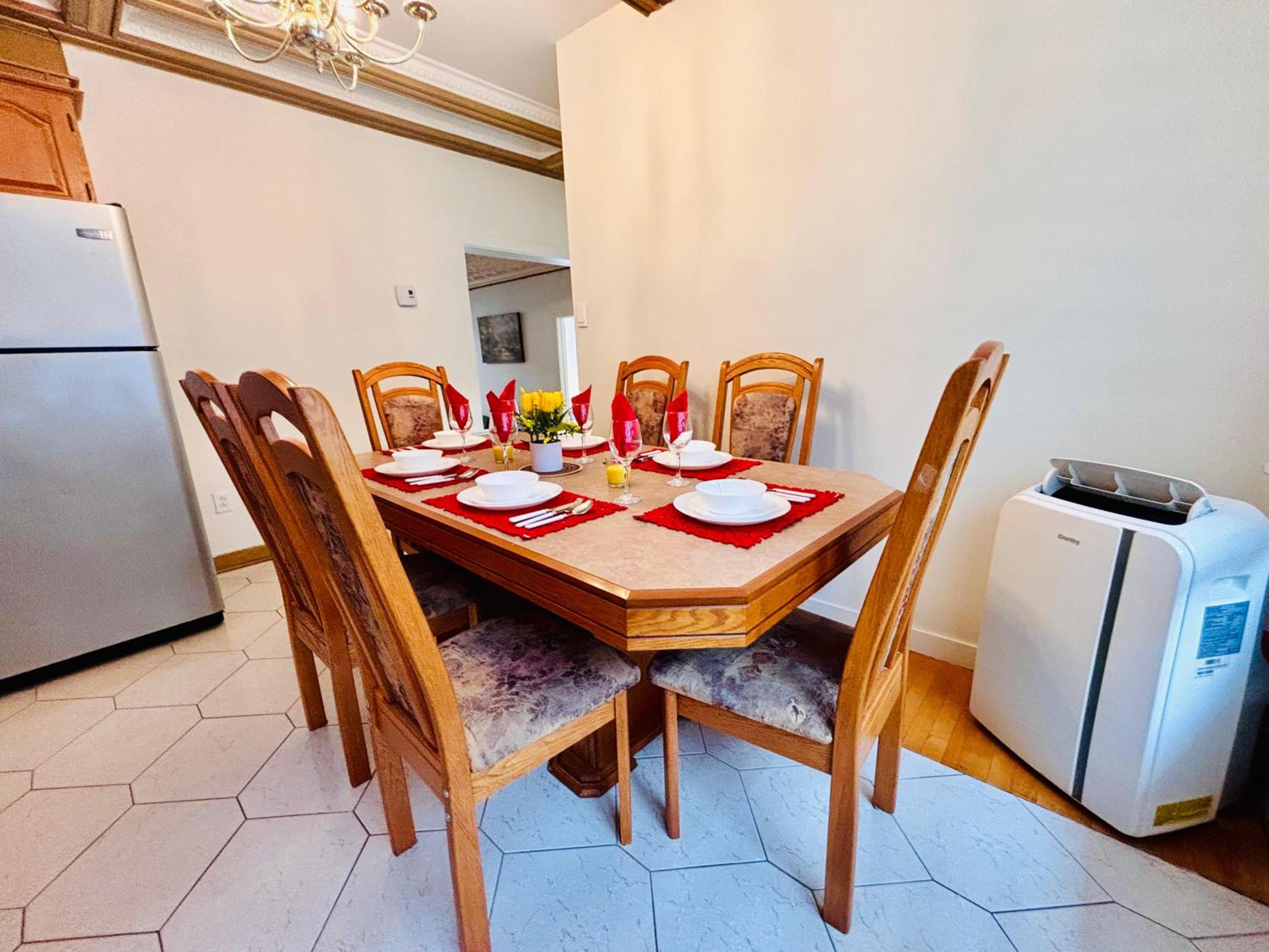 Spacious Group Home Combo, Sleeps 20- Free Parking