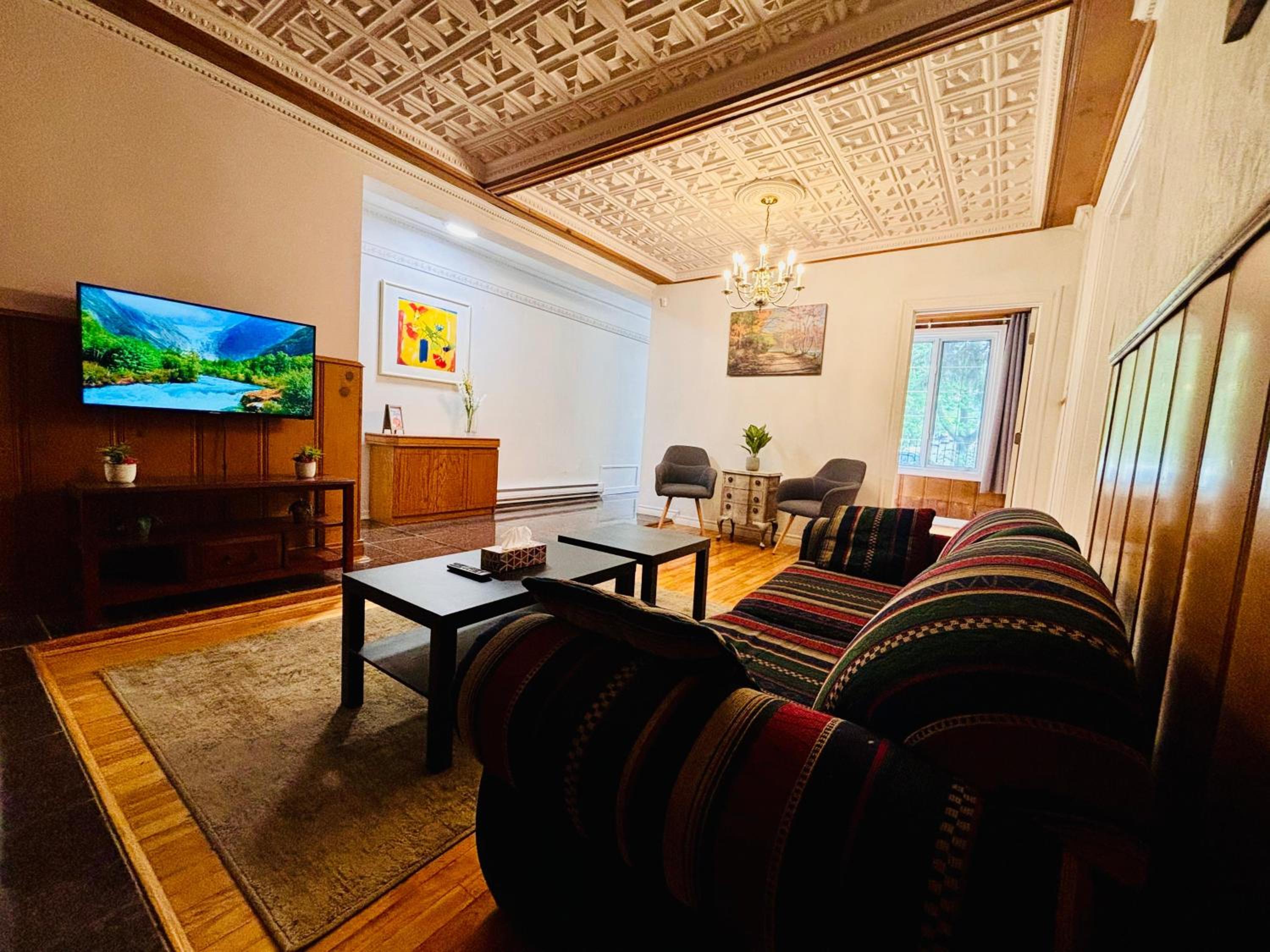 Spacious Group Home Combo, Sleeps 20- Free Parking