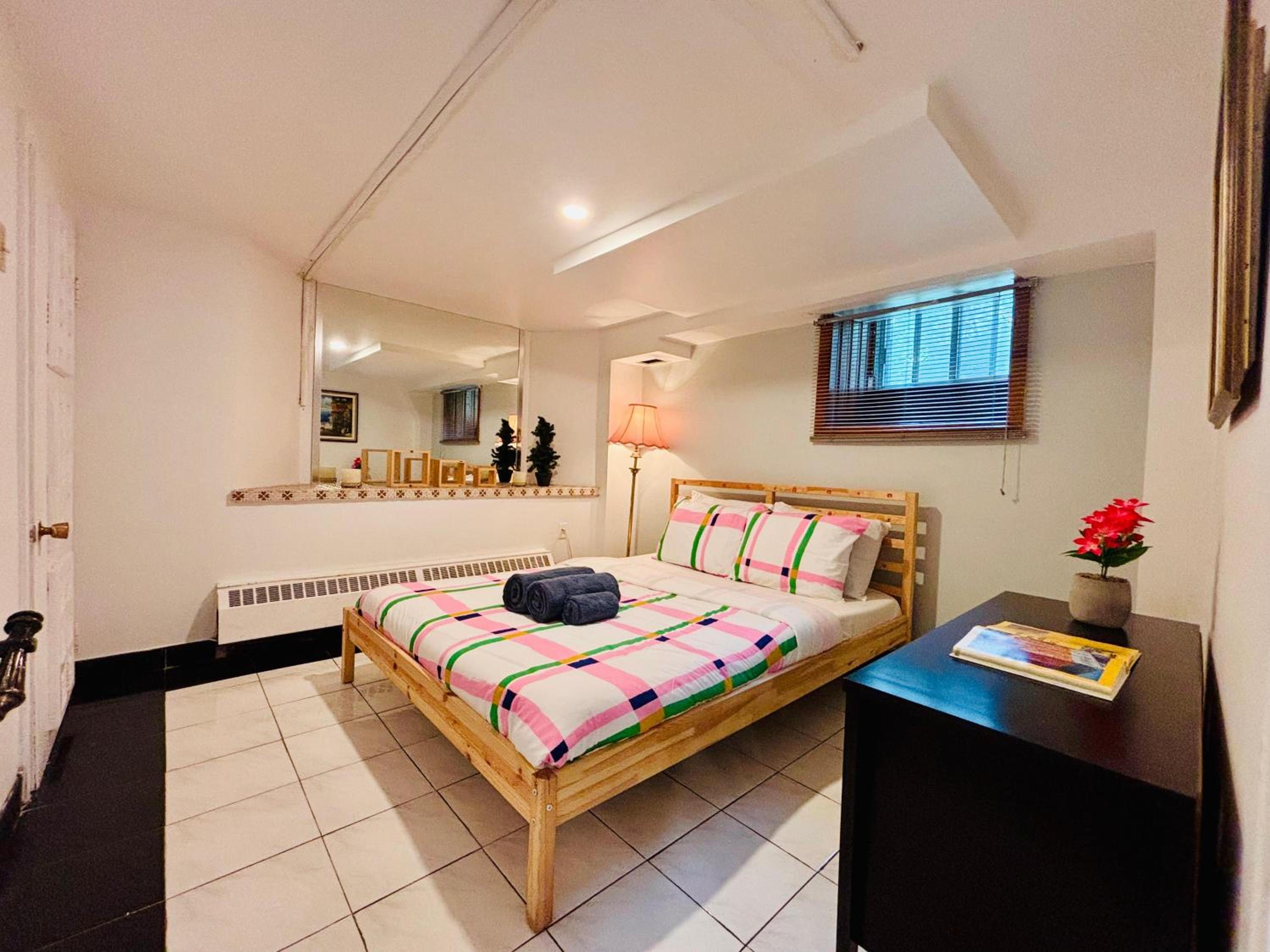 Spacious Group Home Combo, Sleeps 20- Free Parking