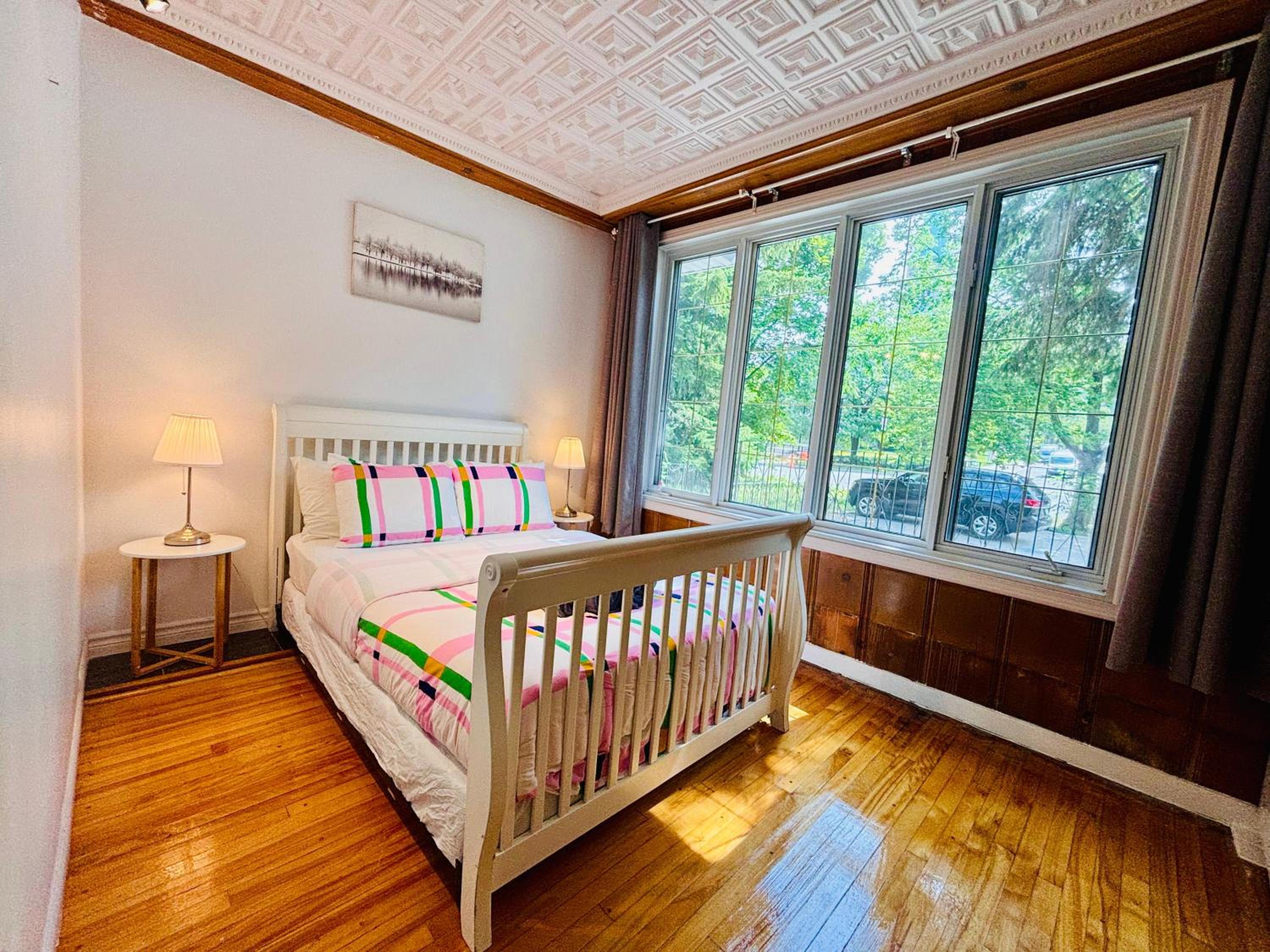 Spacious Group Home Combo, Sleeps 20- Free Parking