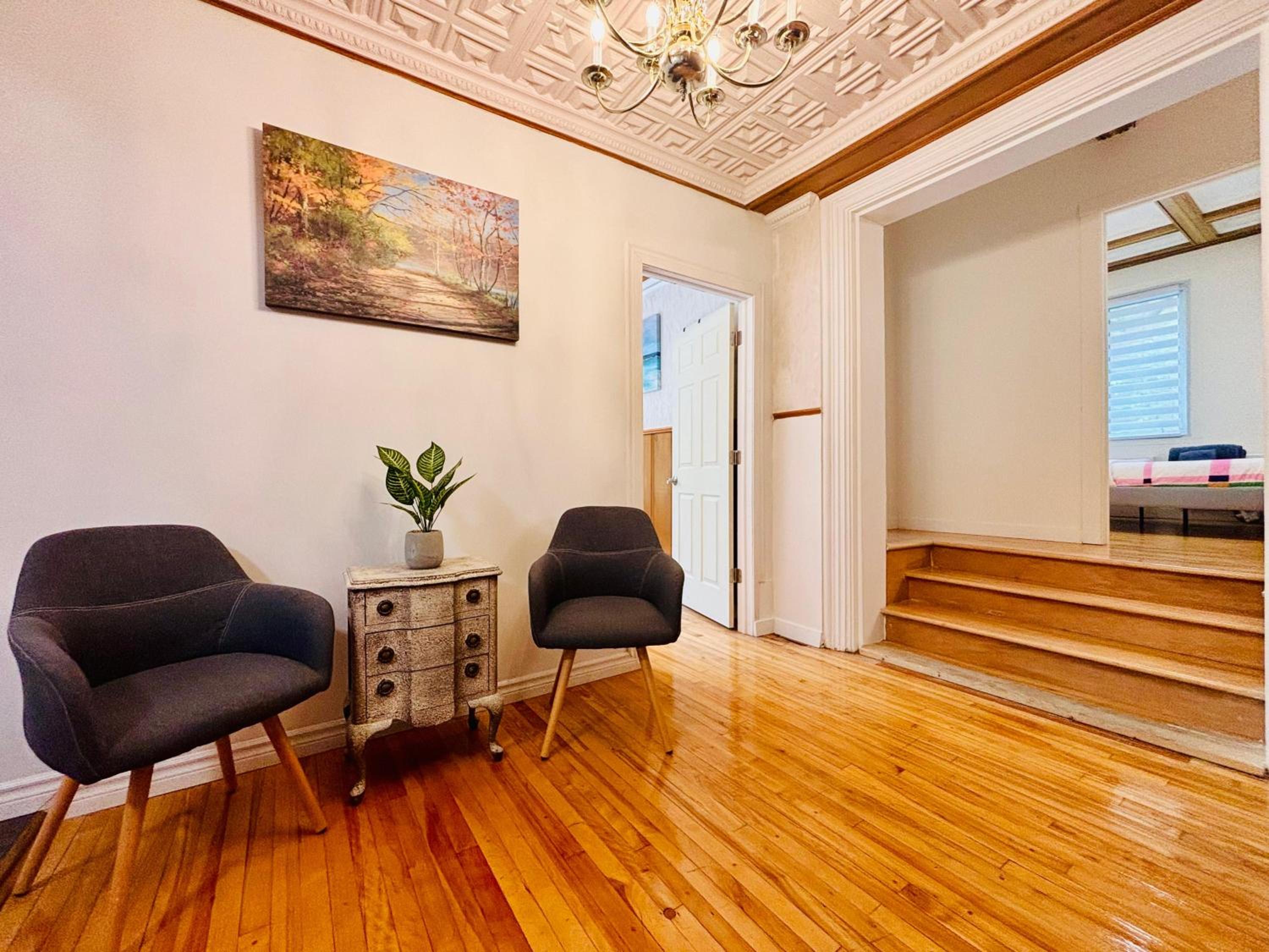 Spacious Group Home Combo, Sleeps 20- Free Parking