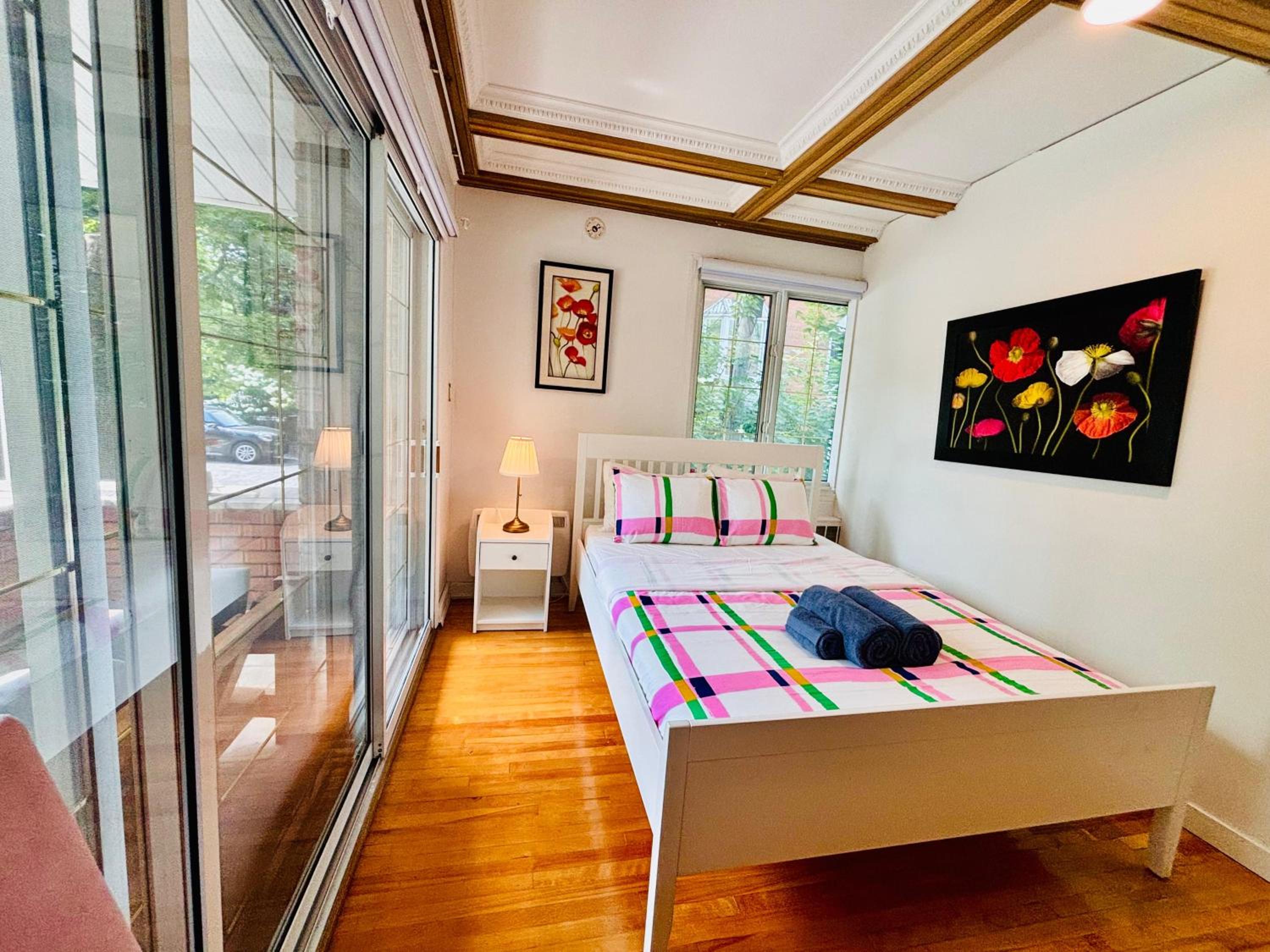 Spacious Group Home Combo, Sleeps 20- Free Parking