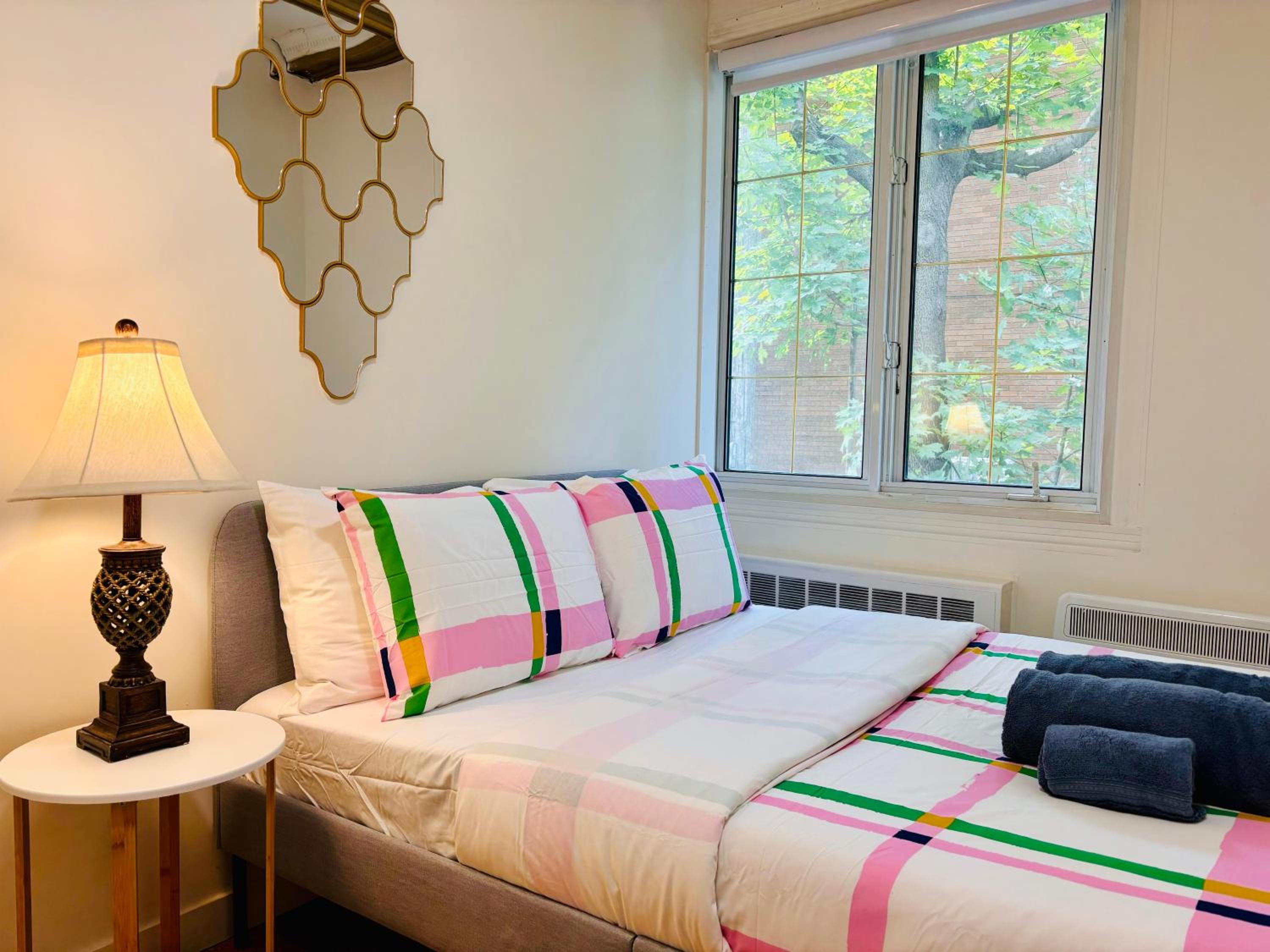 Spacious Group Home Combo, Sleeps 20- Free Parking
