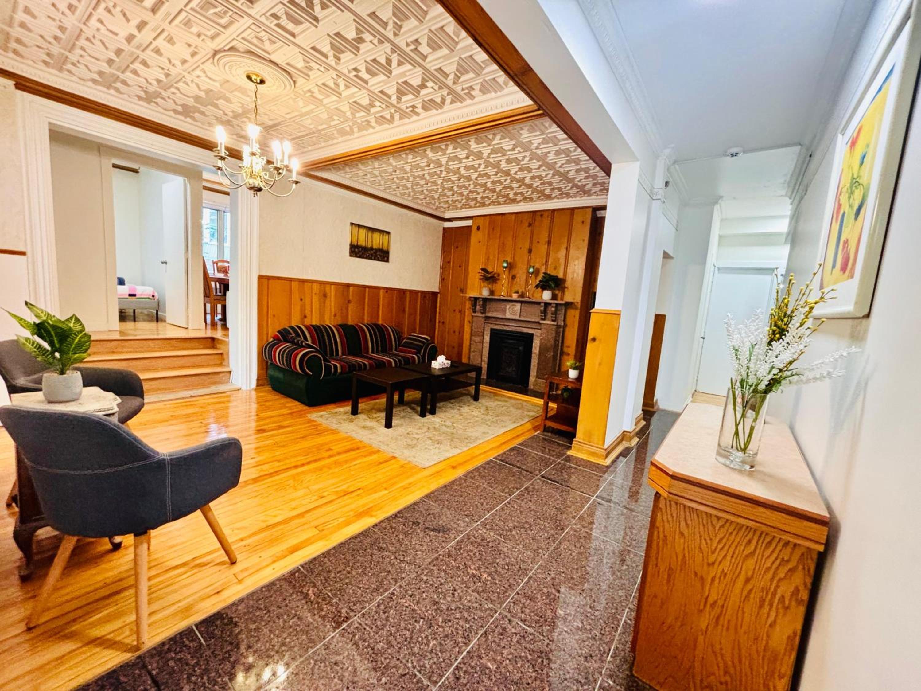 Spacious Group Home Combo, Sleeps 20- Free Parking