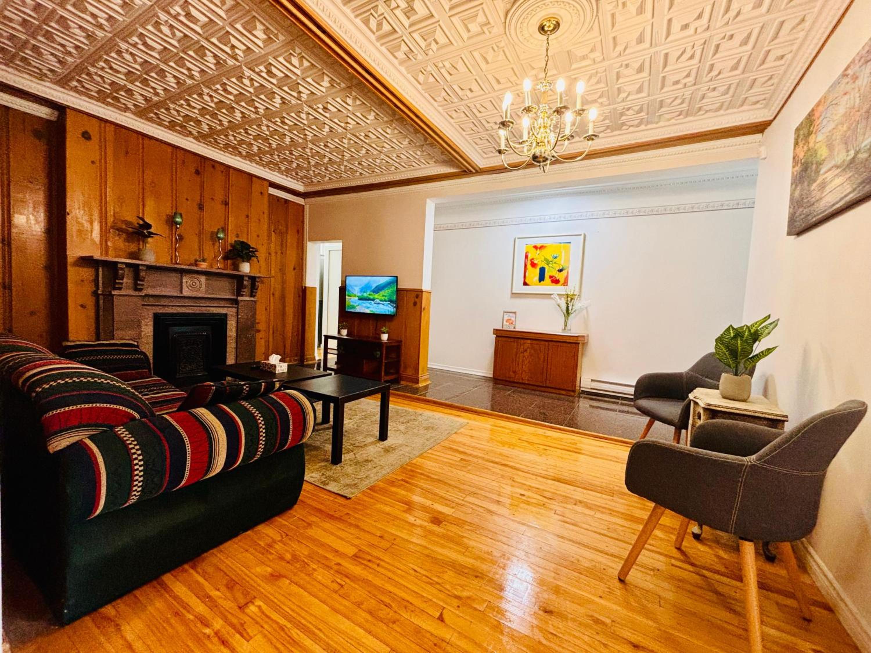 Spacious Group Home Combo, Sleeps 20- Free Parking