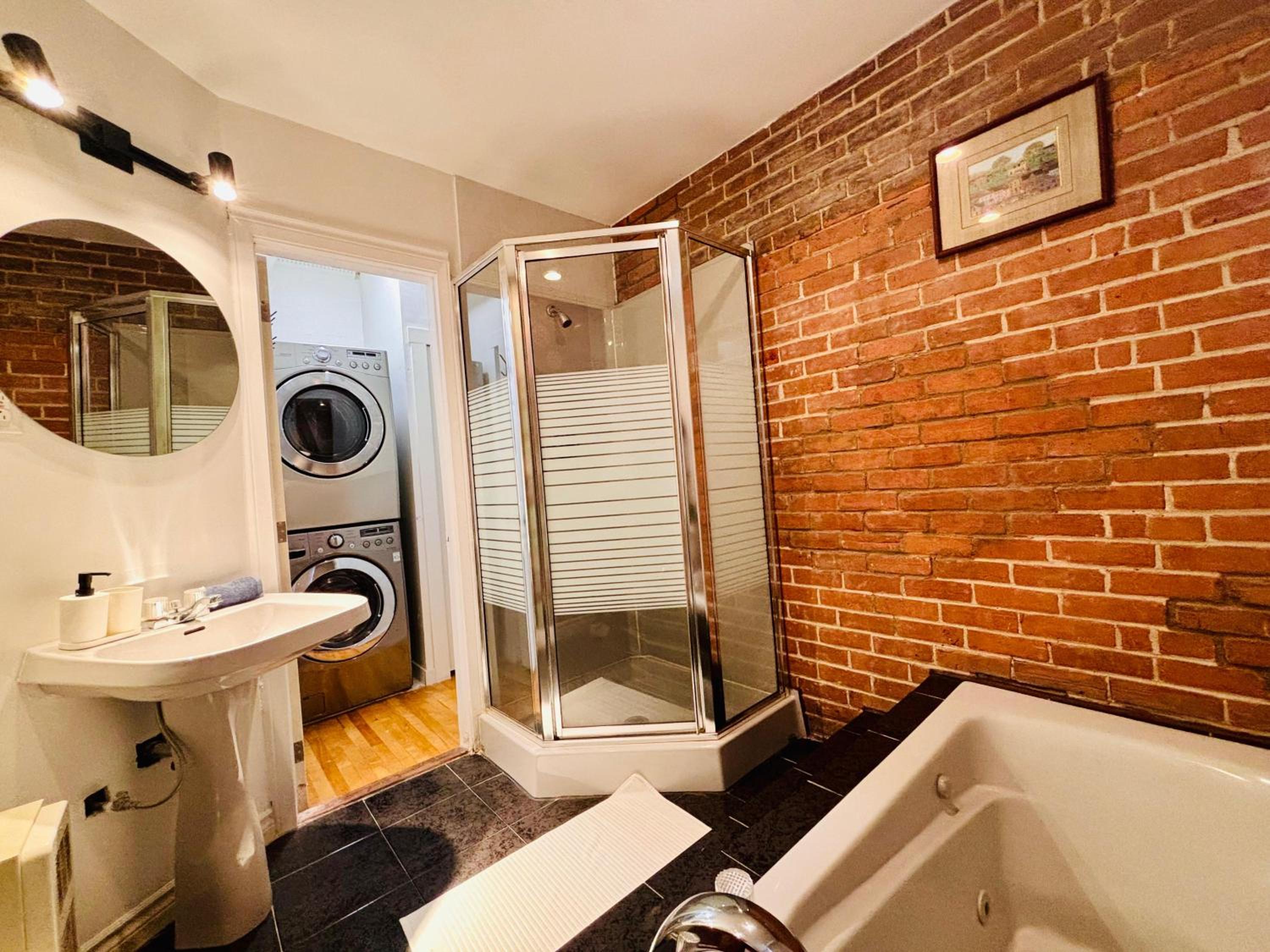 Spacious Group Home Combo, Sleeps 20- Free Parking