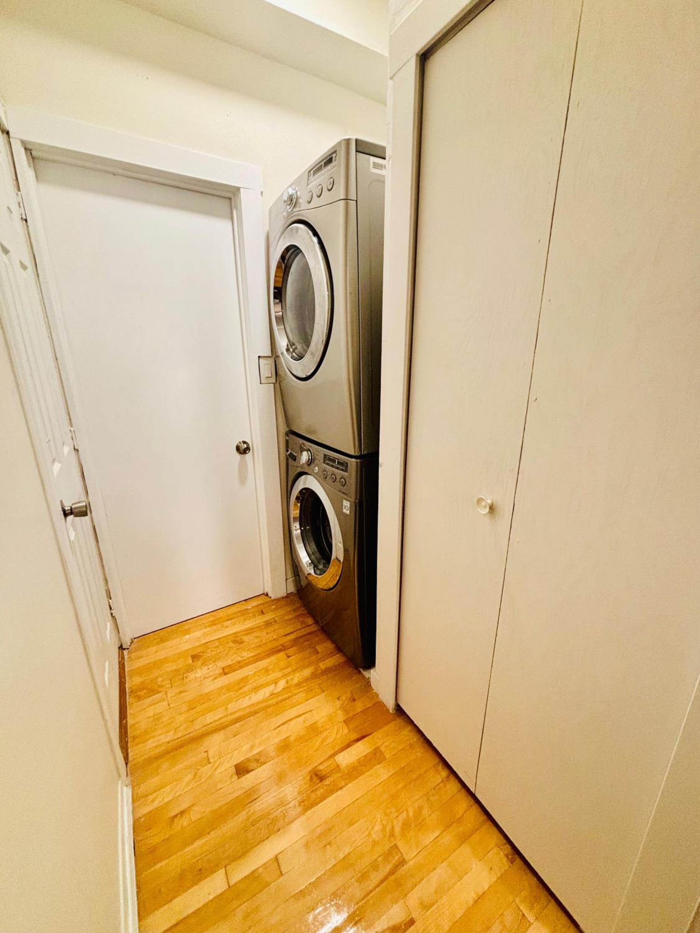Spacious Group Home Combo, Sleeps 20- Free Parking