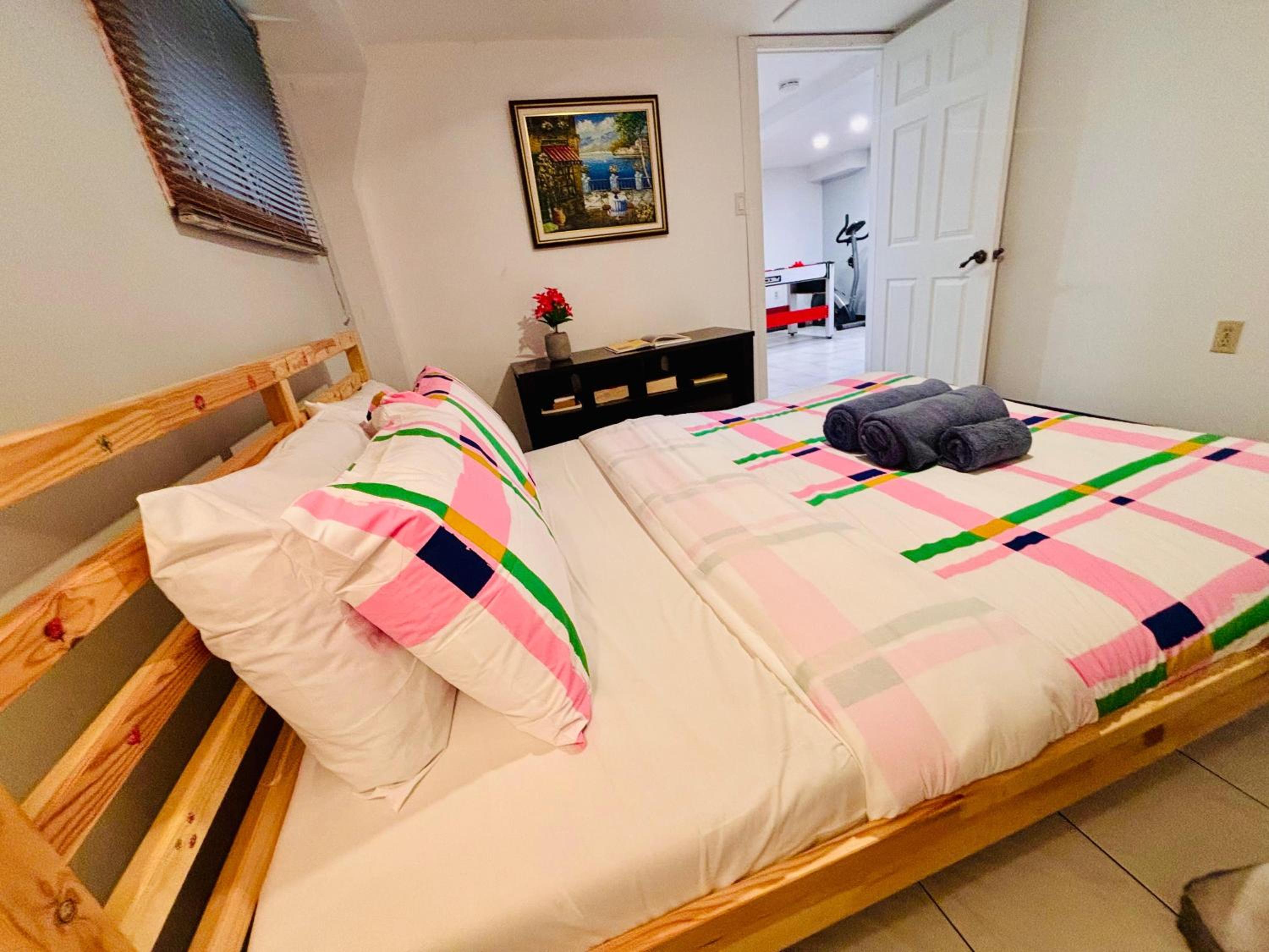 Spacious Group Home Combo, Sleeps 20- Free Parking