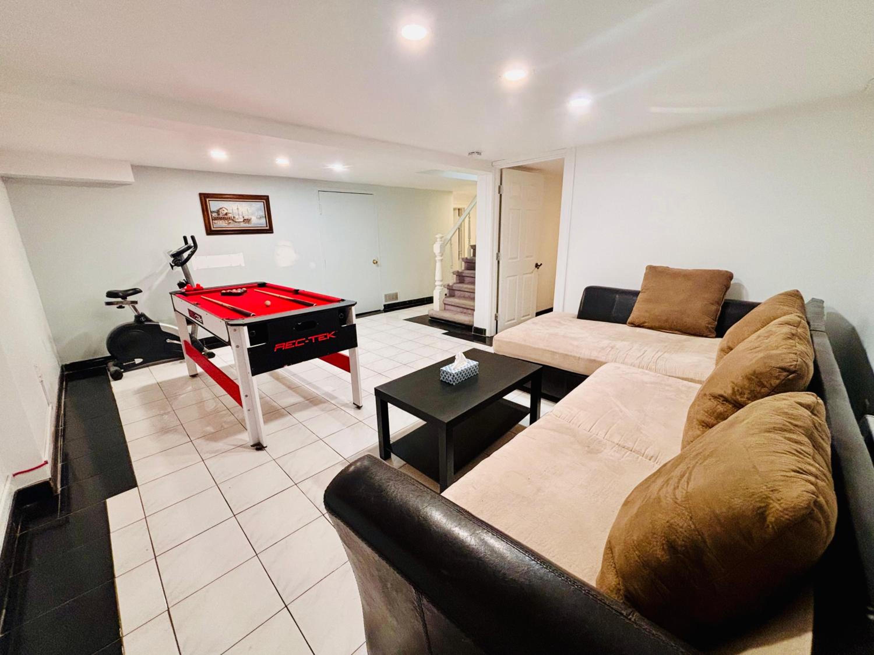 Spacious Group Home Combo, Sleeps 20- Free Parking
