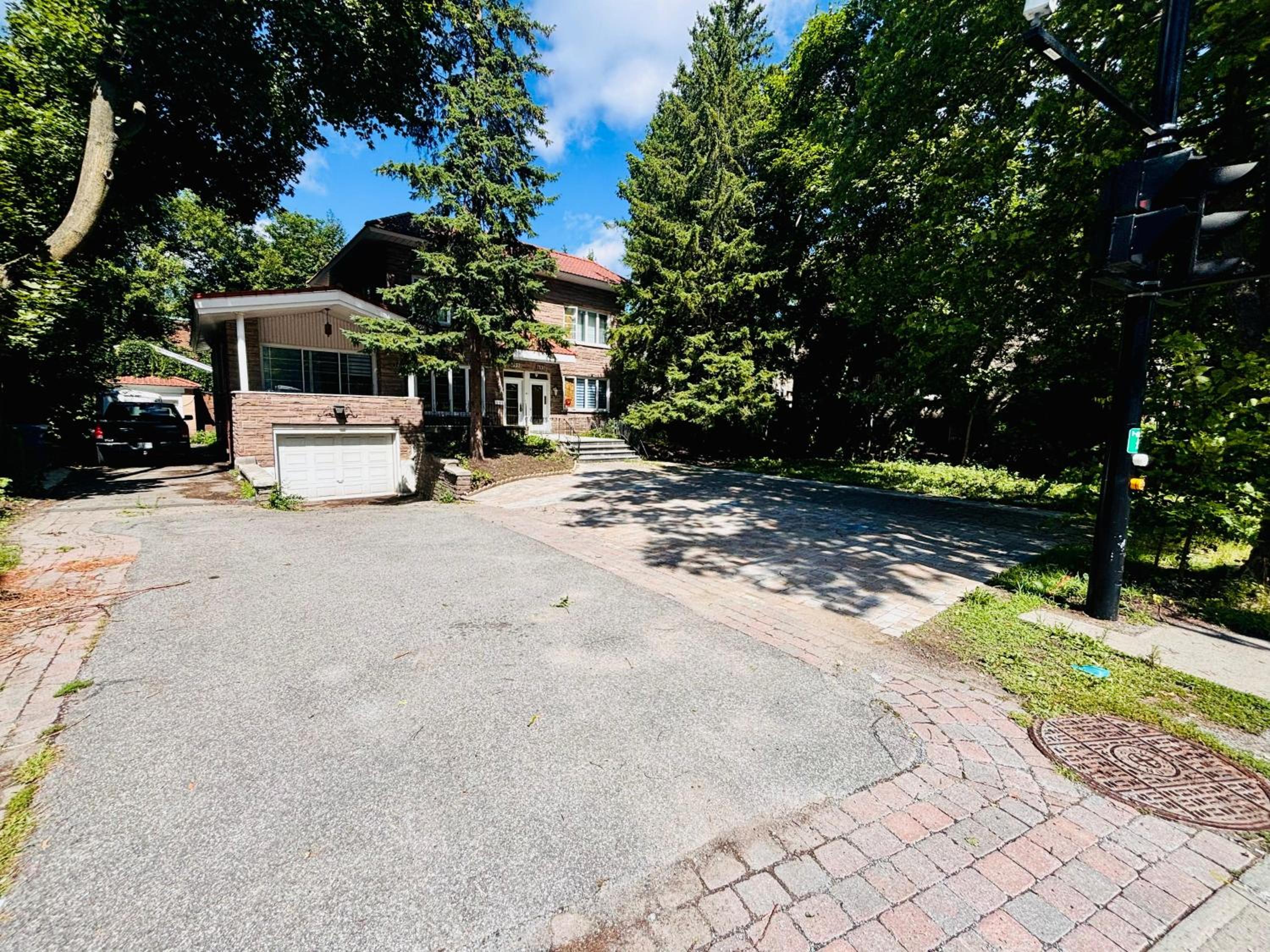 Spacious Group Home Combo, Sleeps 20- Free Parking