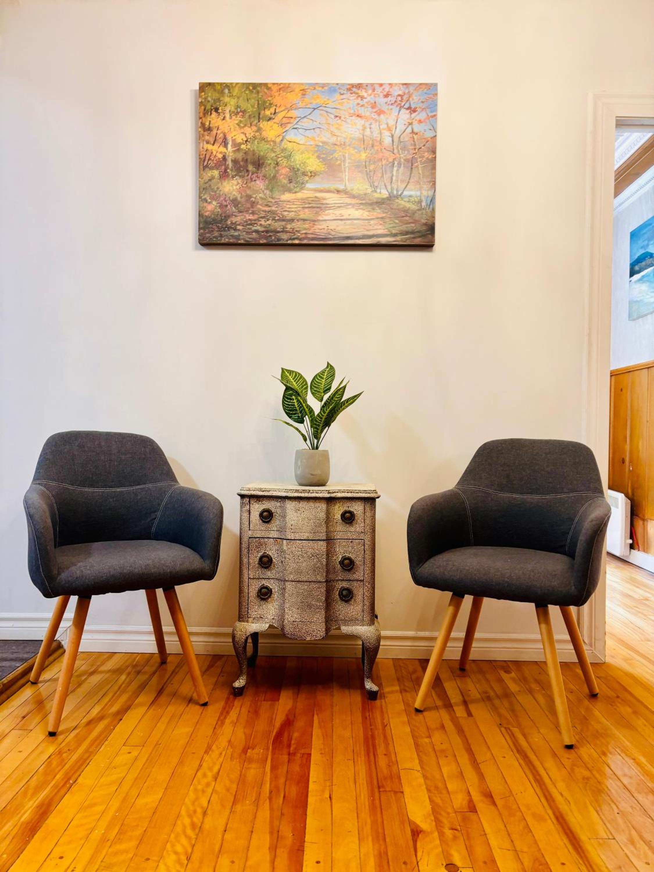 Spacious Group Home Combo, Sleeps 20- Free Parking