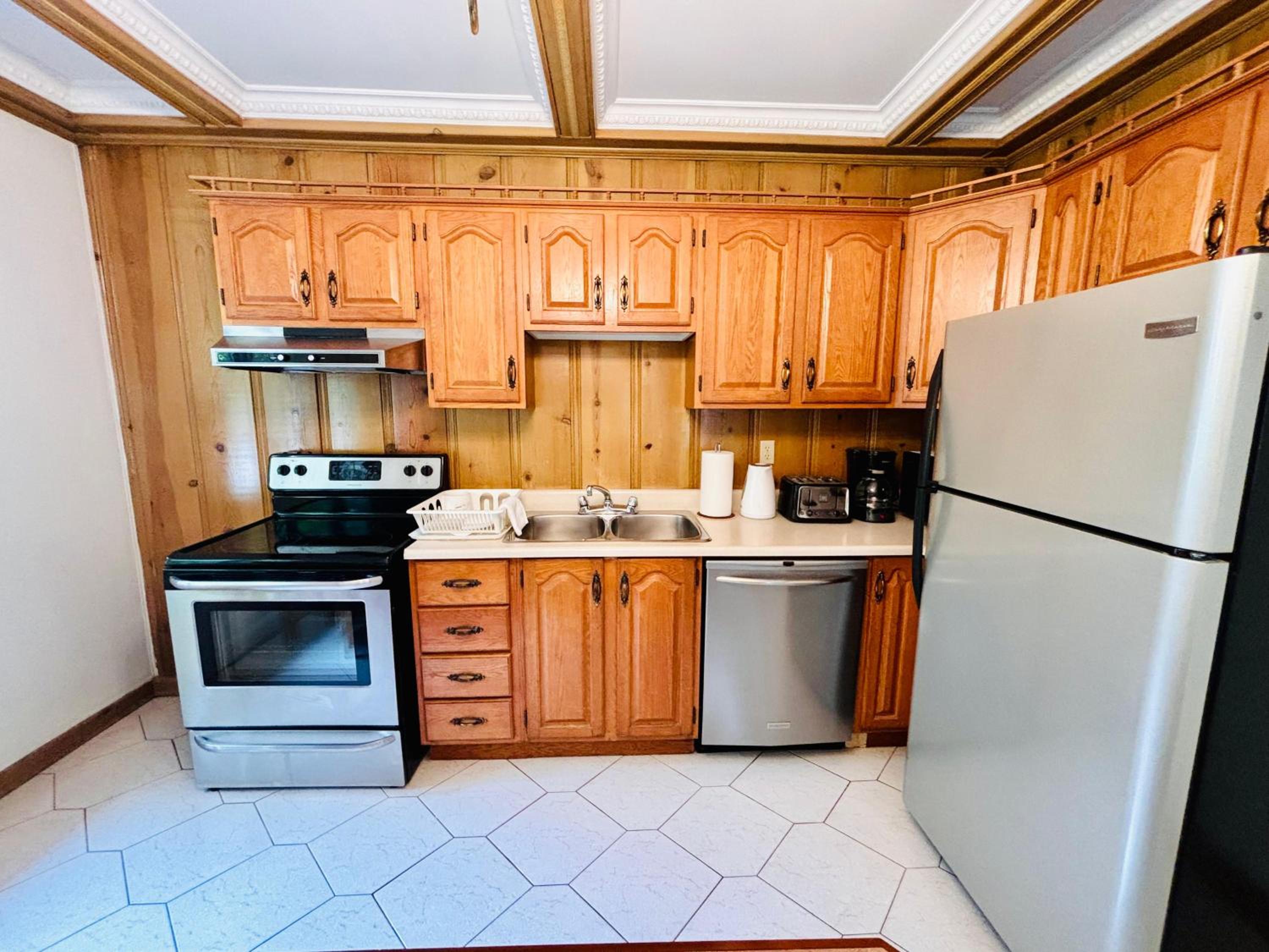 Spacious Group Home Combo, Sleeps 20- Free Parking