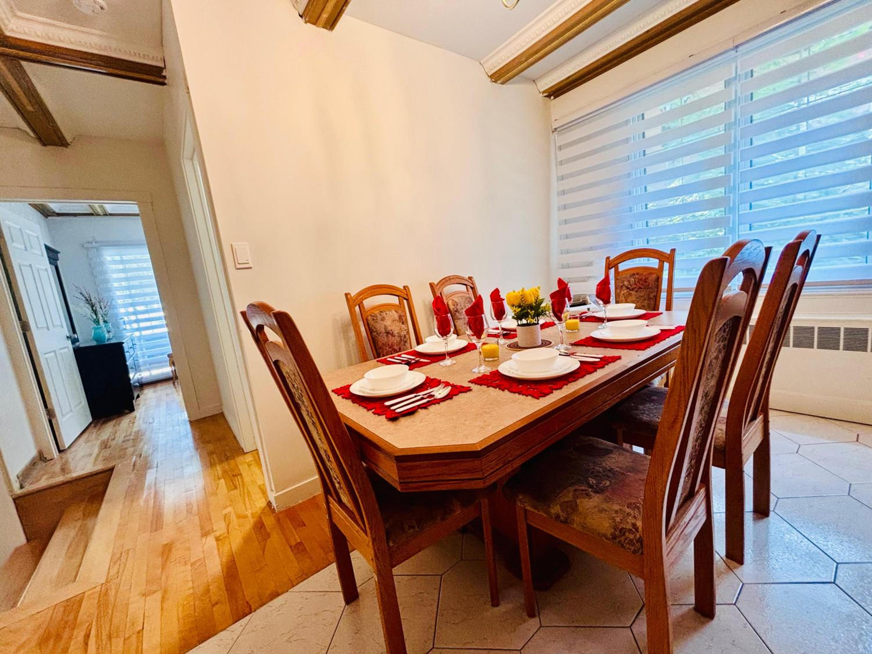 Spacious Group Home Combo, Sleeps 20- Free Parking