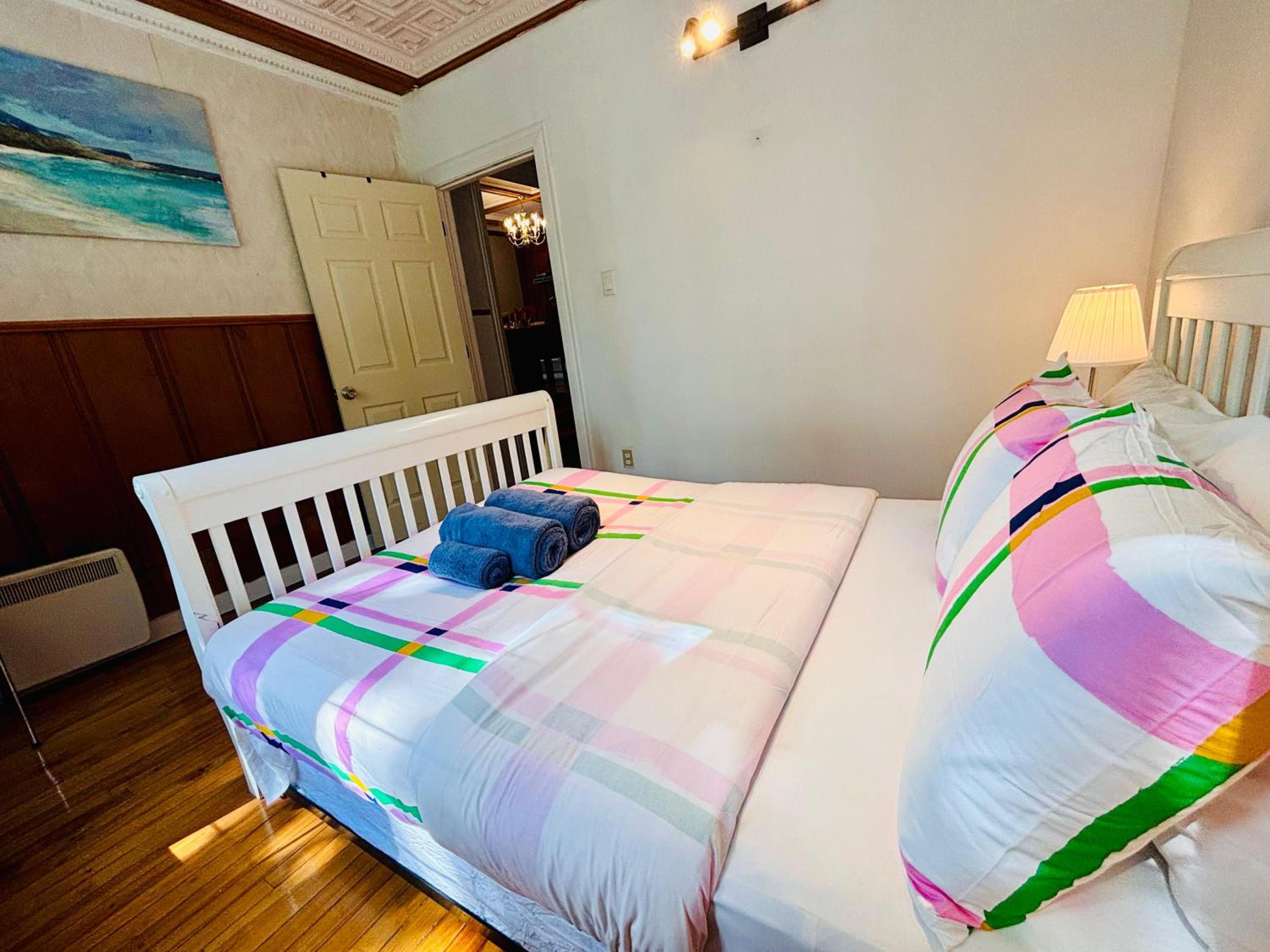 Spacious Group Home Combo, Sleeps 20- Free Parking