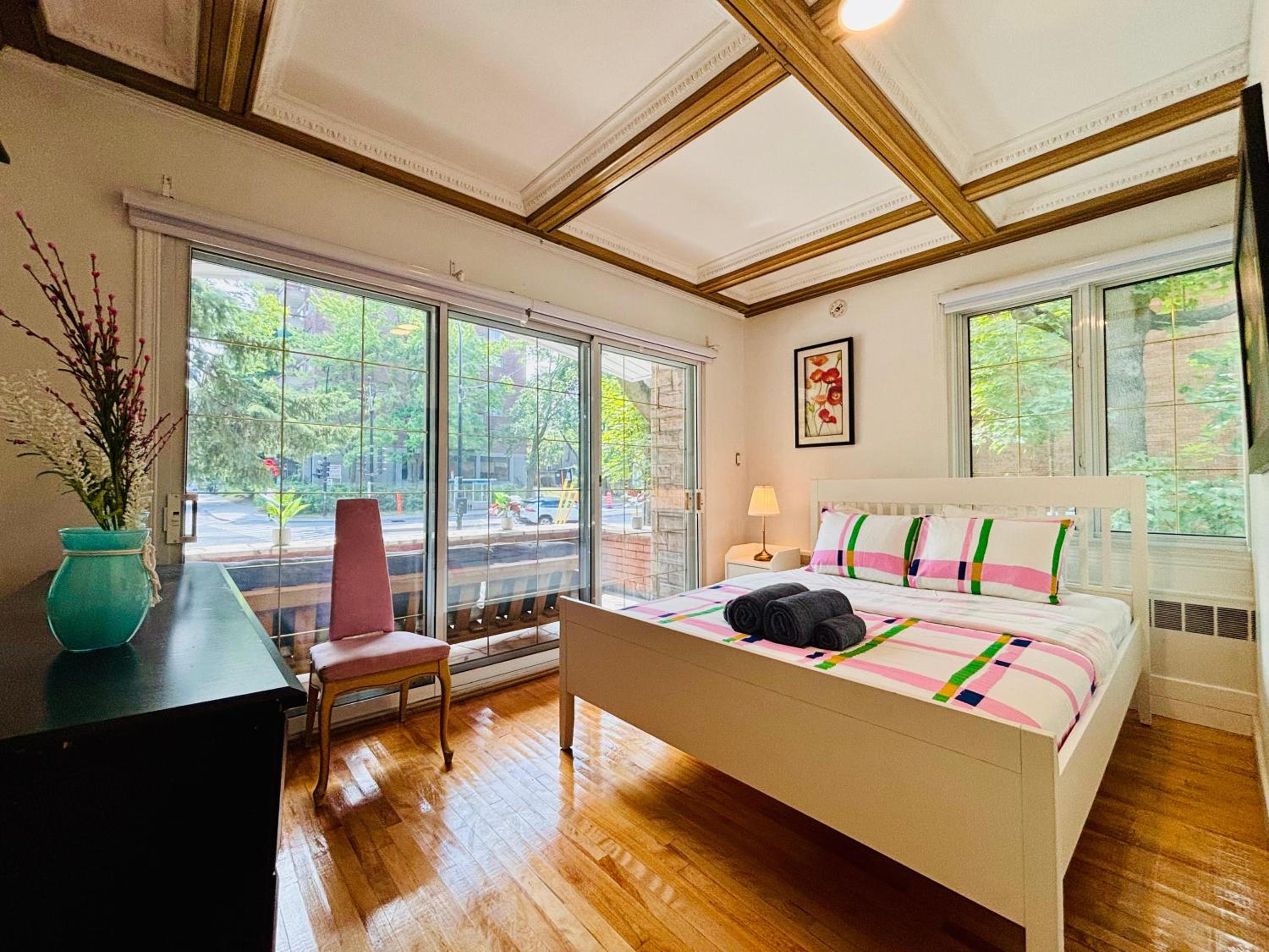 Spacious Group Home Combo, Sleeps 20- Free Parking