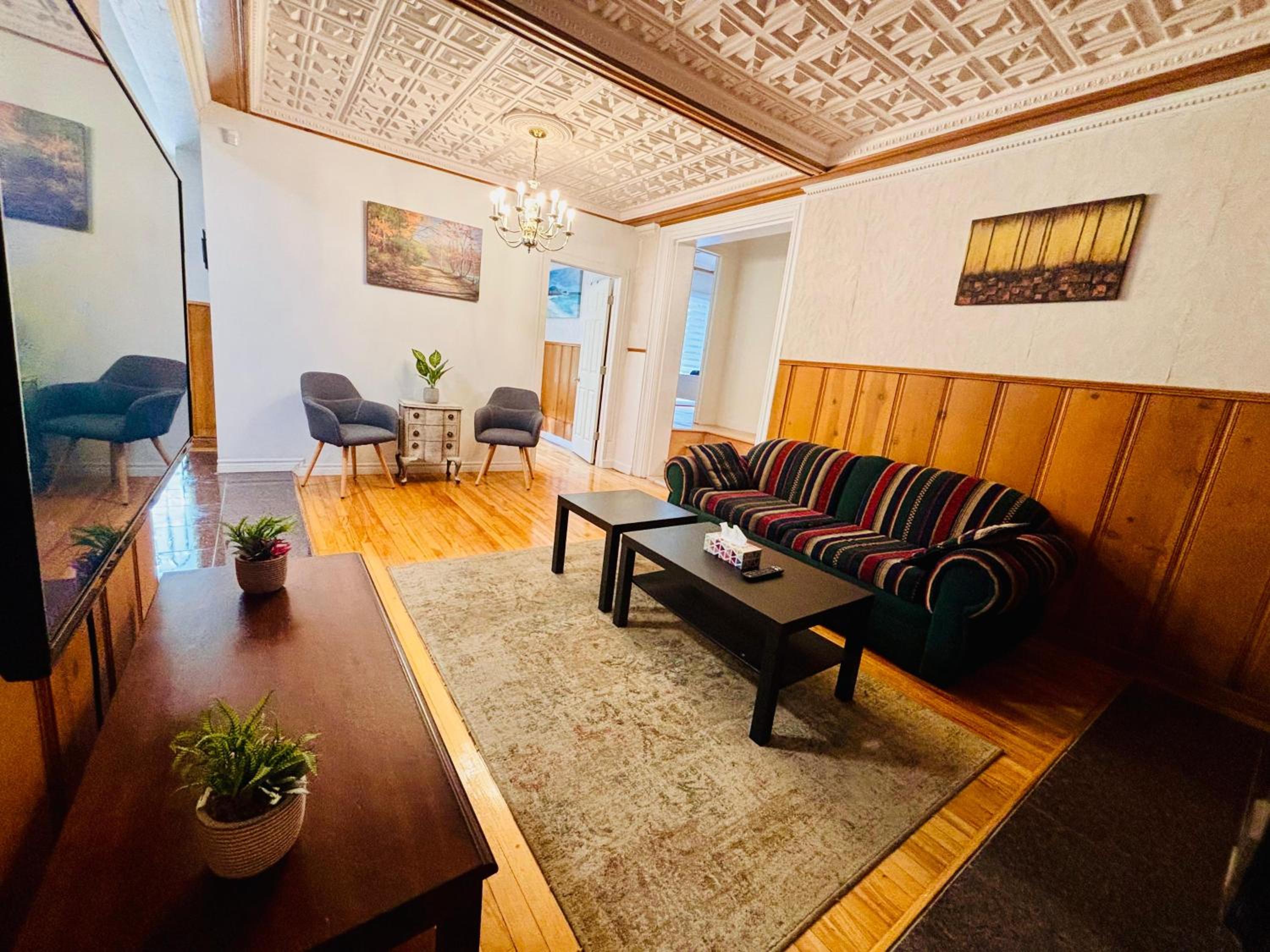 Spacious Group Home Combo, Sleeps 20- Free Parking