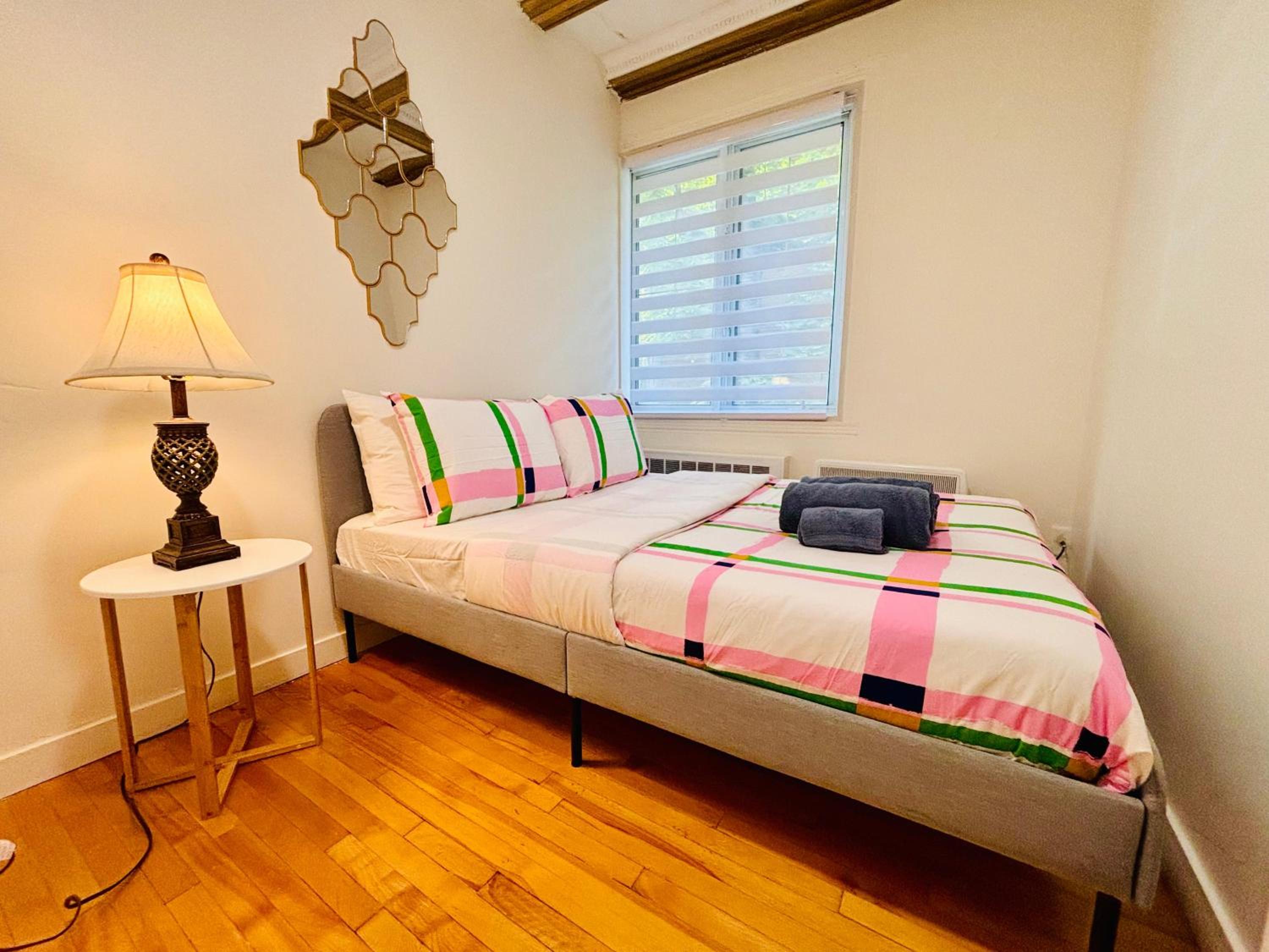 Spacious Group Home Combo, Sleeps 20- Free Parking