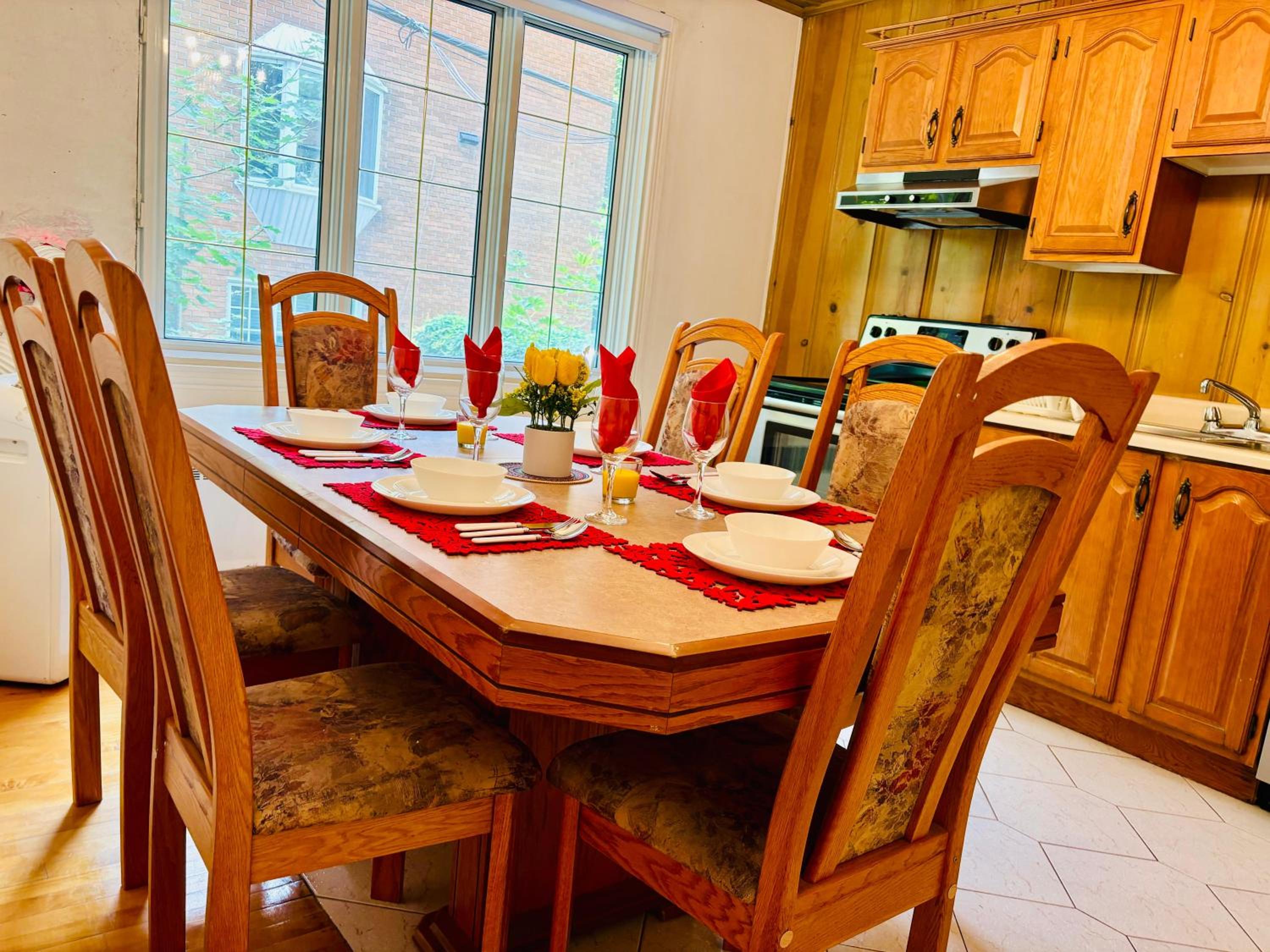 Spacious Group Home Combo, Sleeps 20- Free Parking
