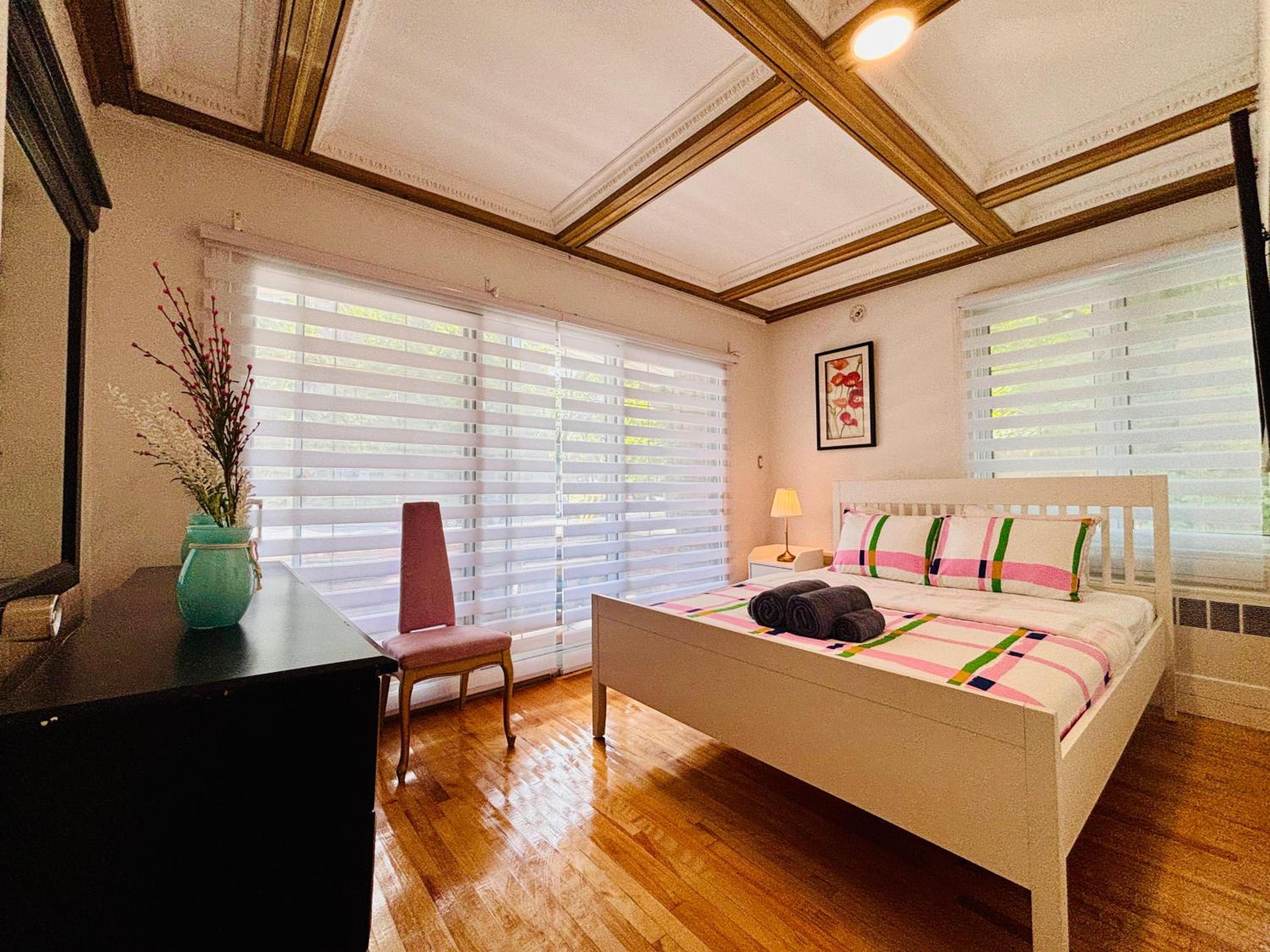 Spacious Group Home Combo, Sleeps 20- Free Parking