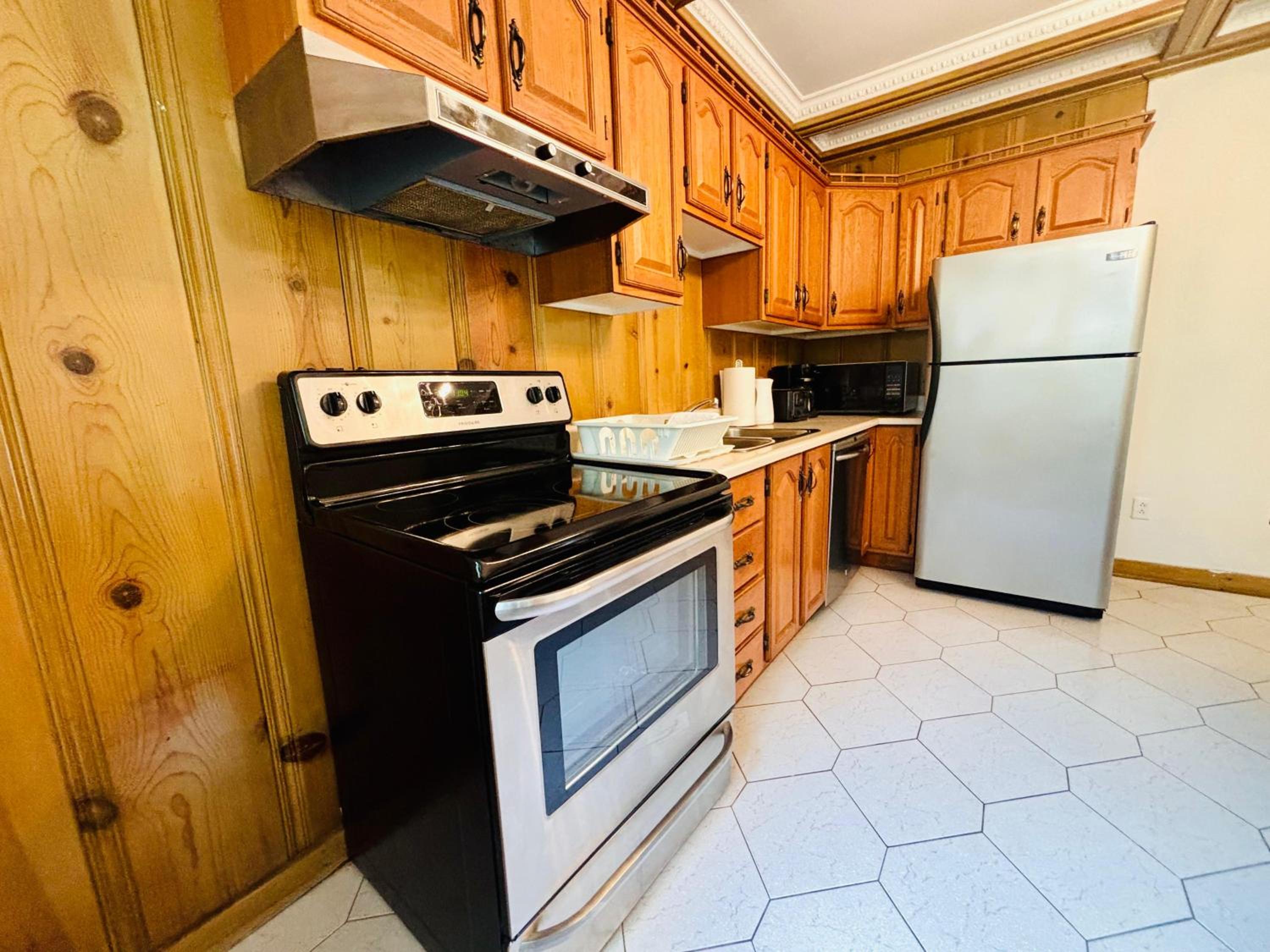 Spacious Group Home Combo, Sleeps 20- Free Parking