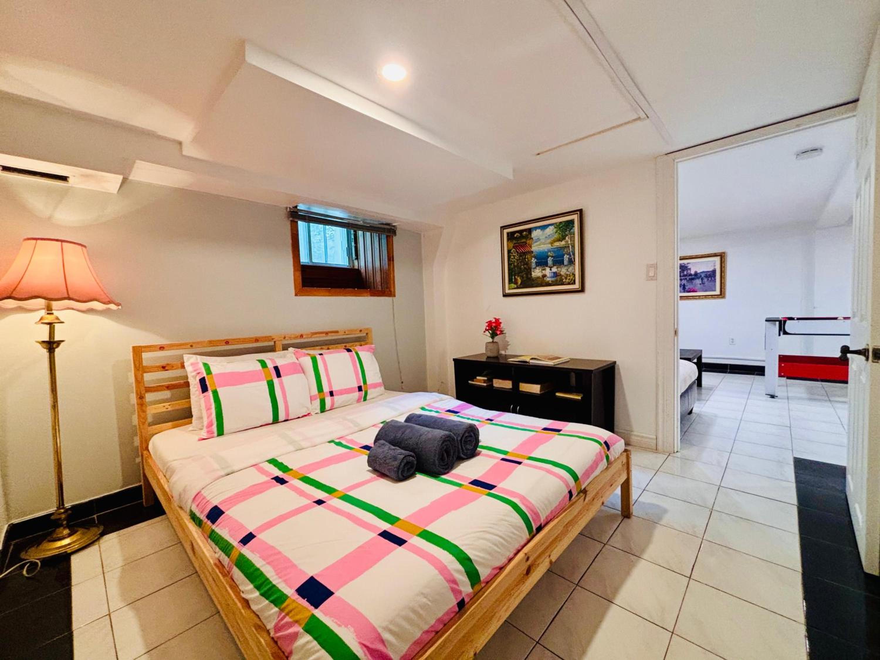 Spacious Group Home Combo, Sleeps 20- Free Parking