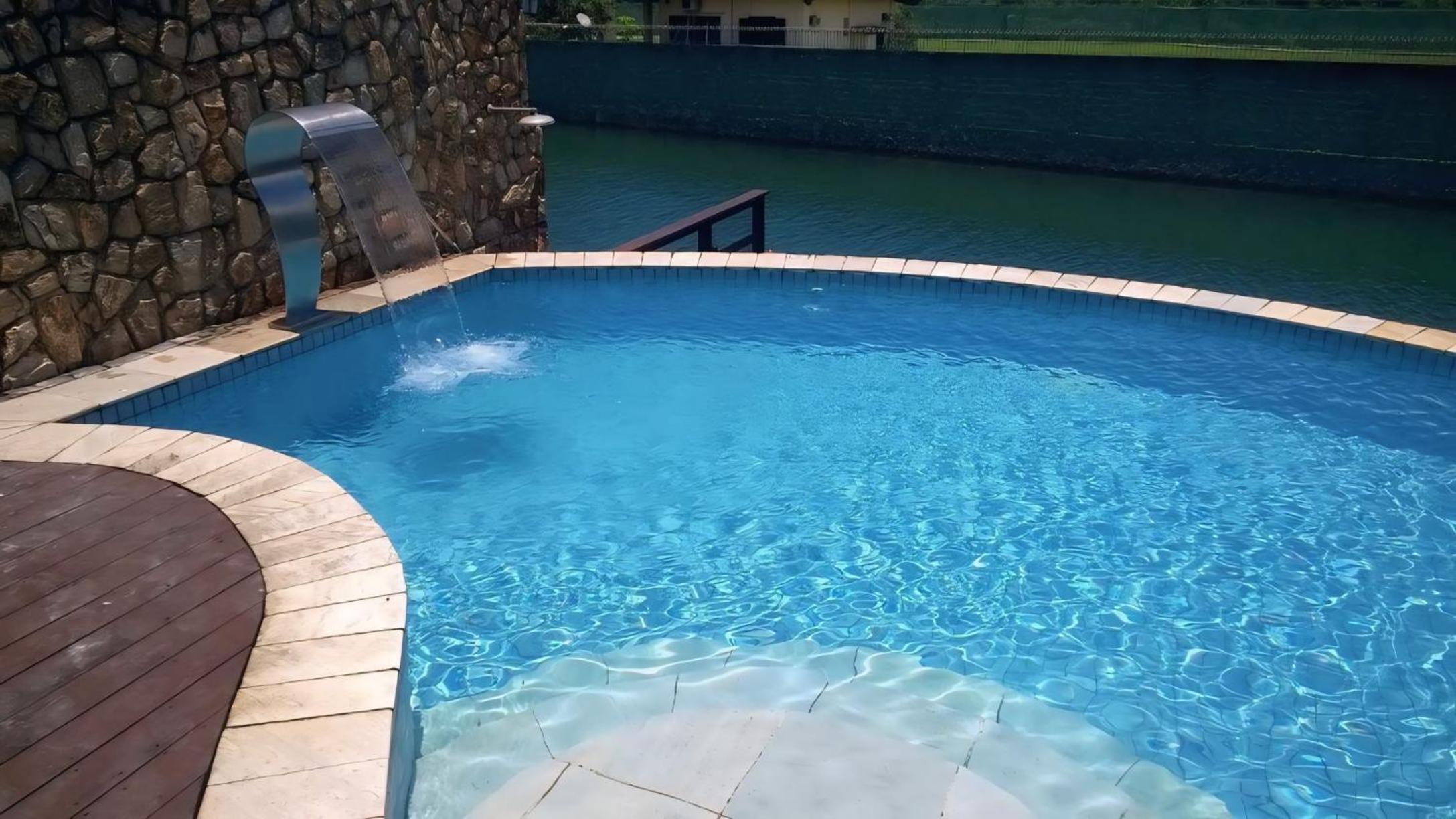 Casa de luxo no Bracuhy em Angra dos Reis - 7 suítes frente ao canal com deck privativo