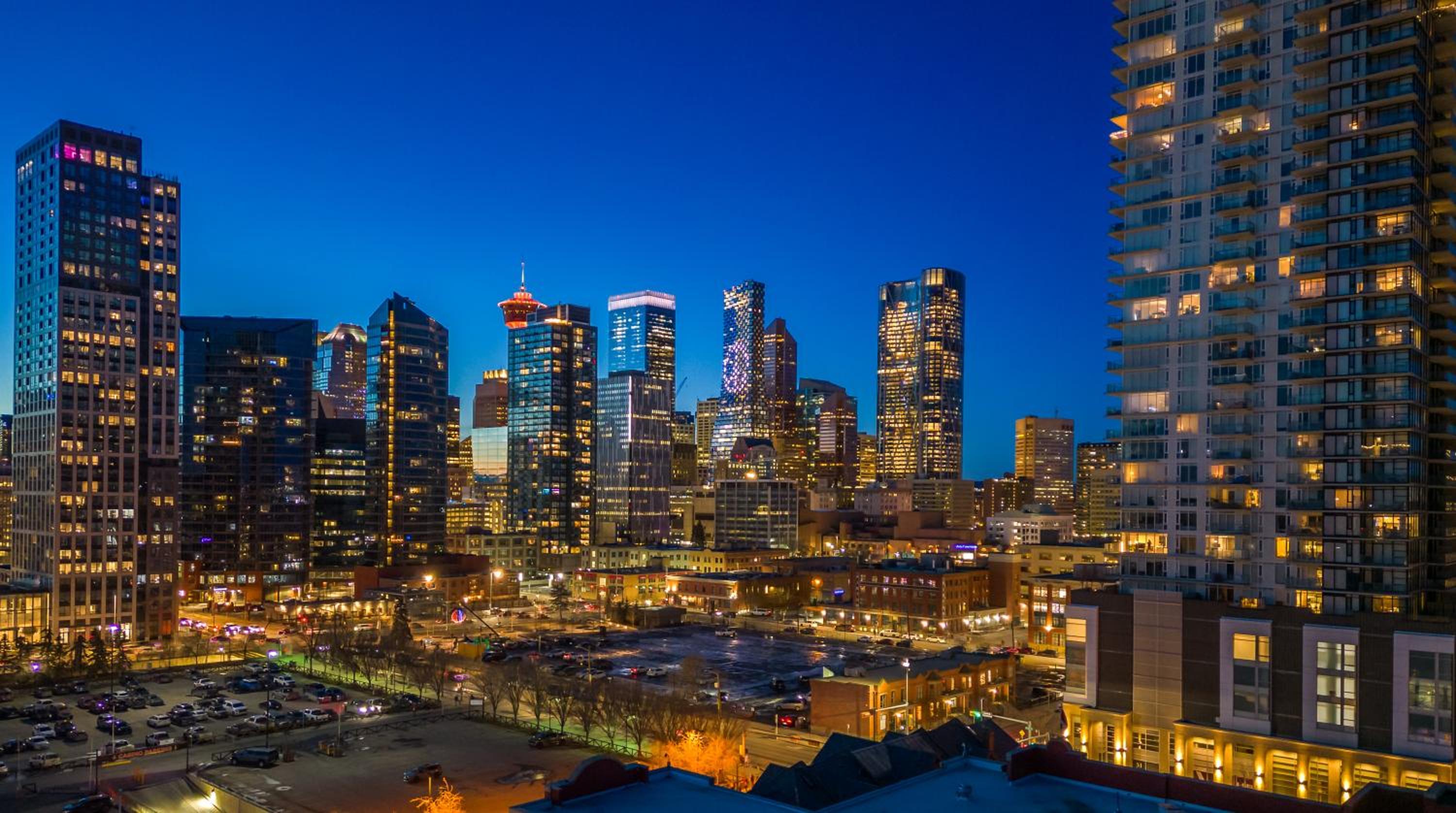 Modern Suite Calgary Downtown 5 min walk Stampede