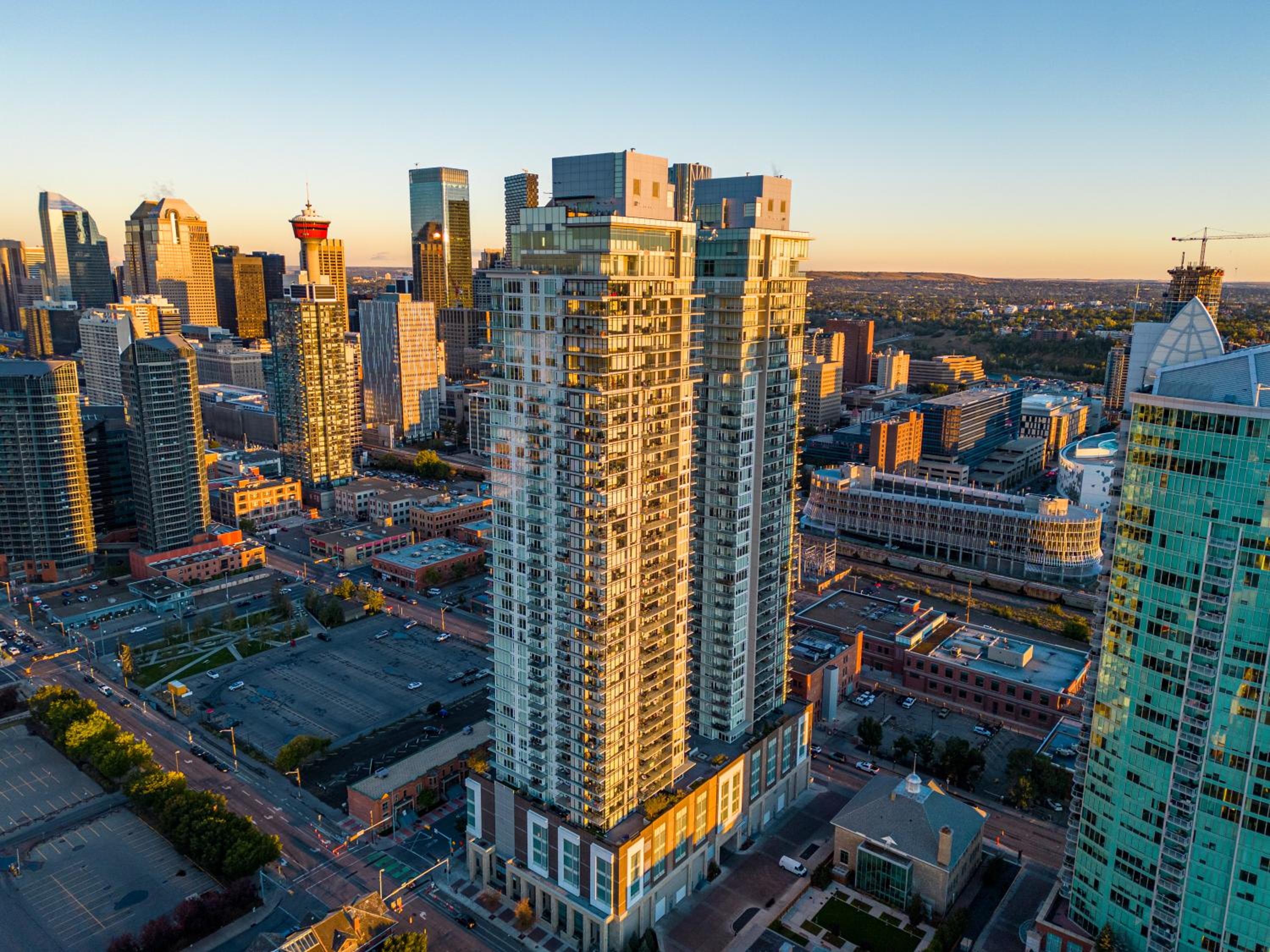 Modern Suite Calgary Downtown 5 min walk Stampede