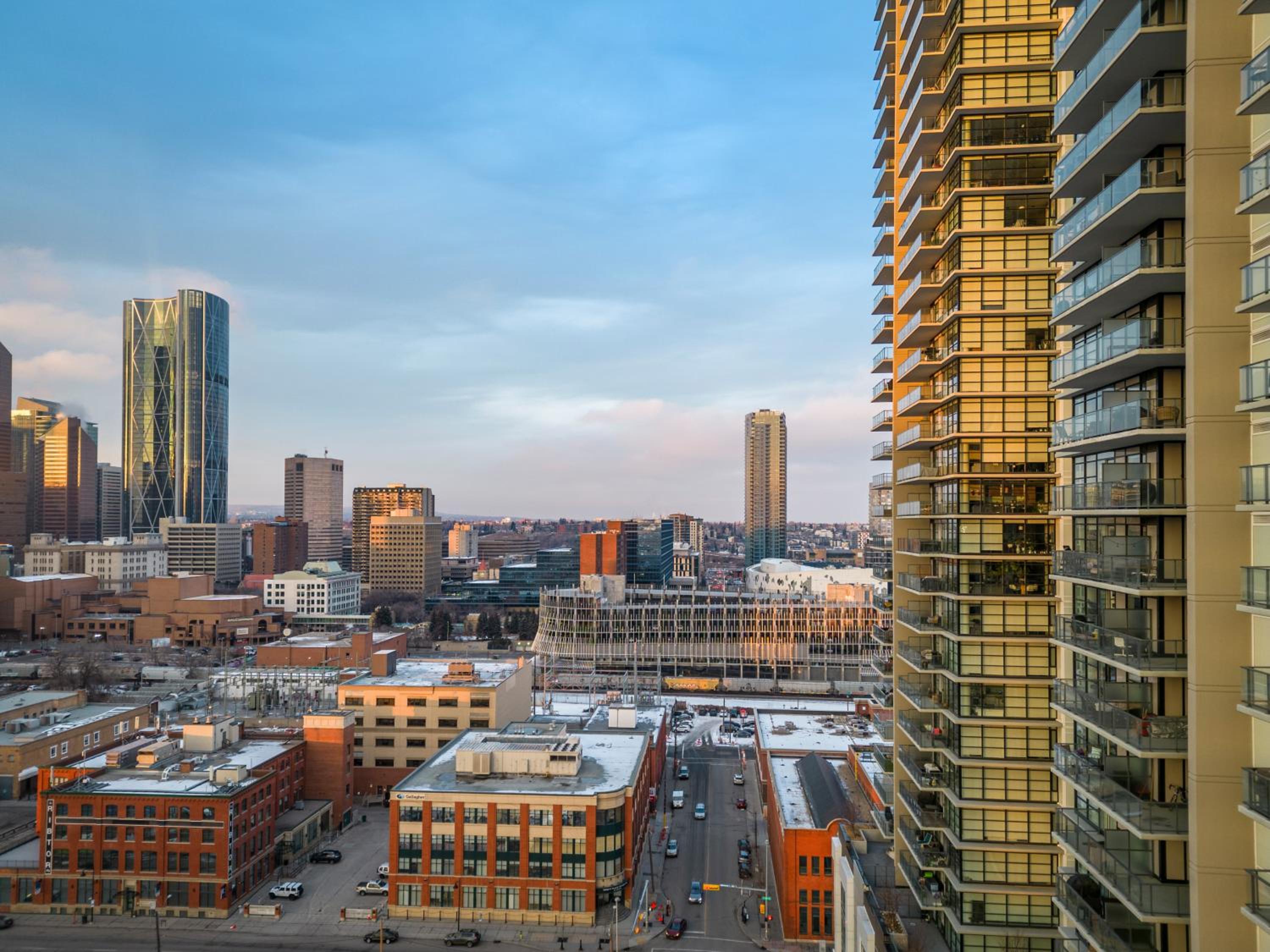 Modern Suite Calgary Downtown 5 min walk Stampede