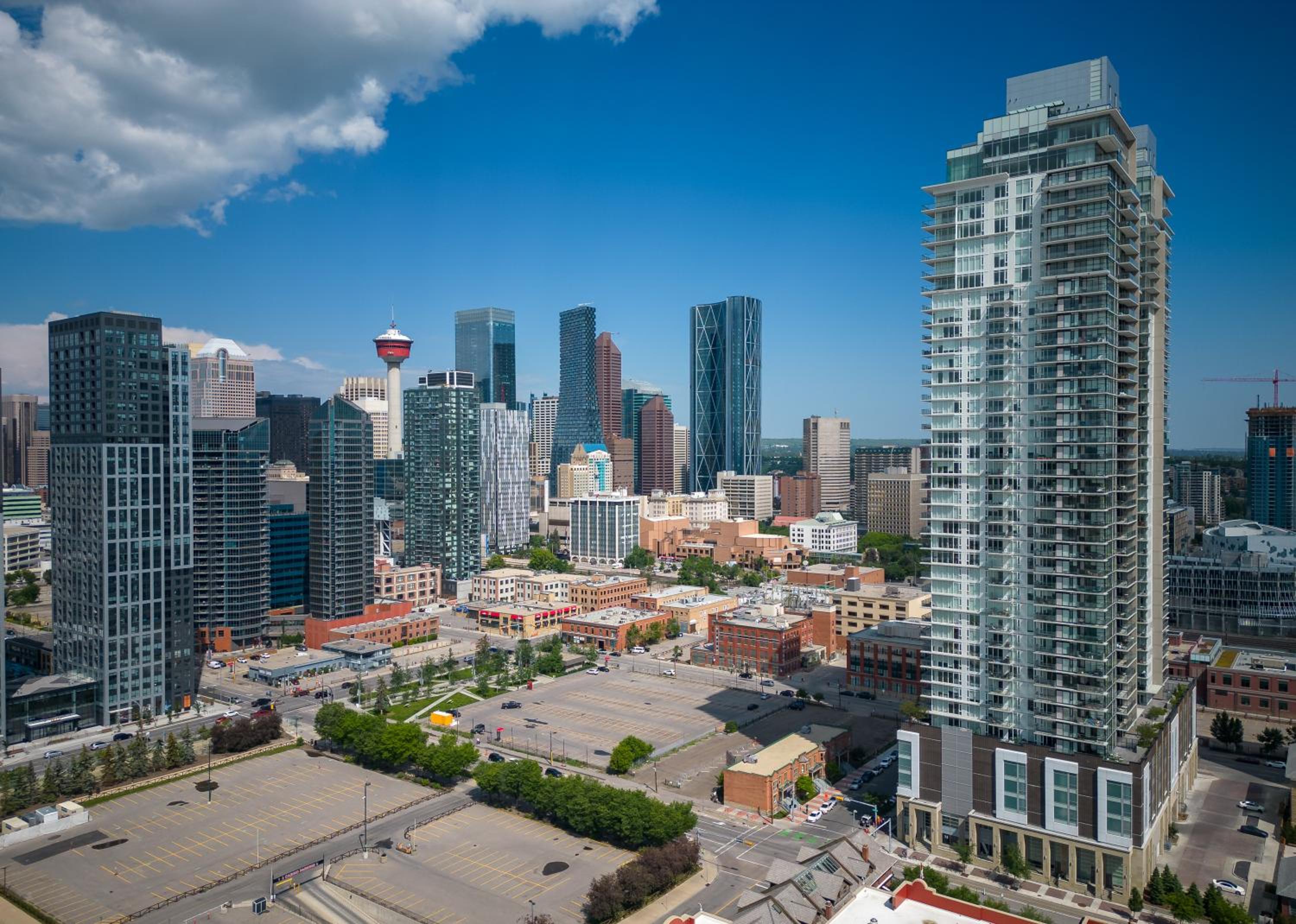 Modern Suite Calgary Downtown 5 min walk Stampede