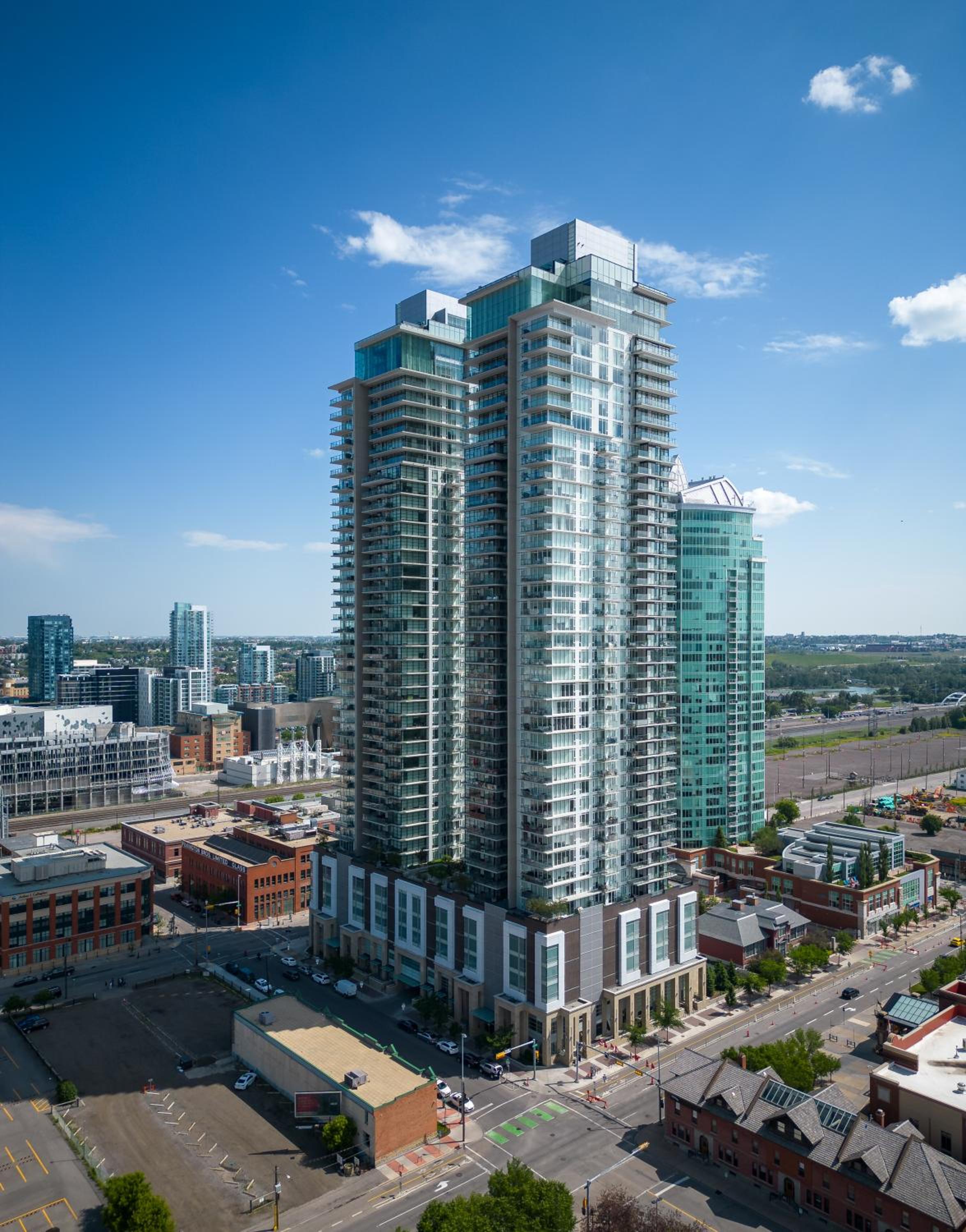 Modern Suite Calgary Downtown 5 min walk Stampede