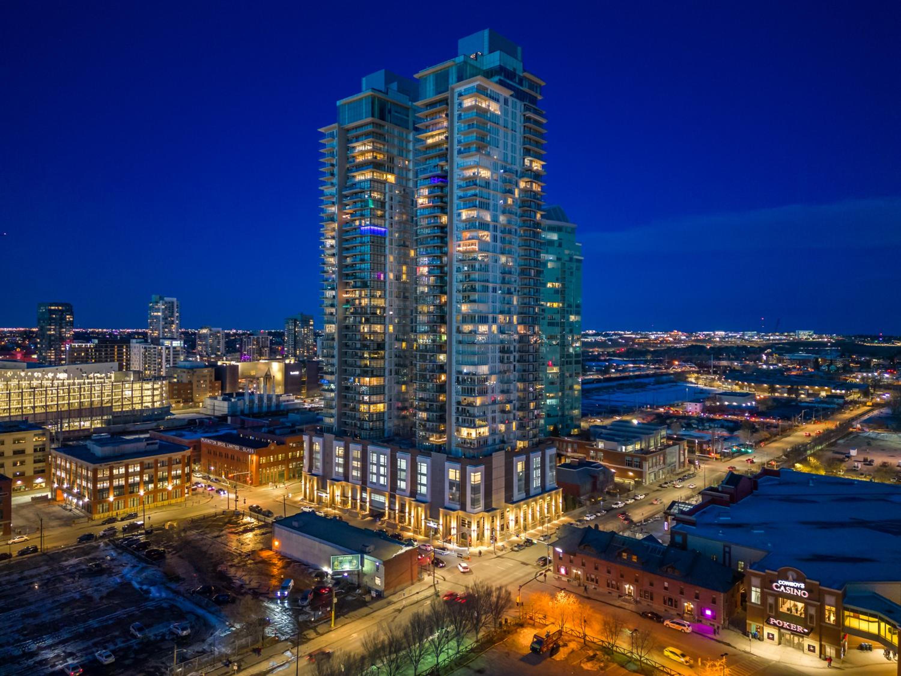 Modern Suite Calgary Downtown 5 min walk Stampede