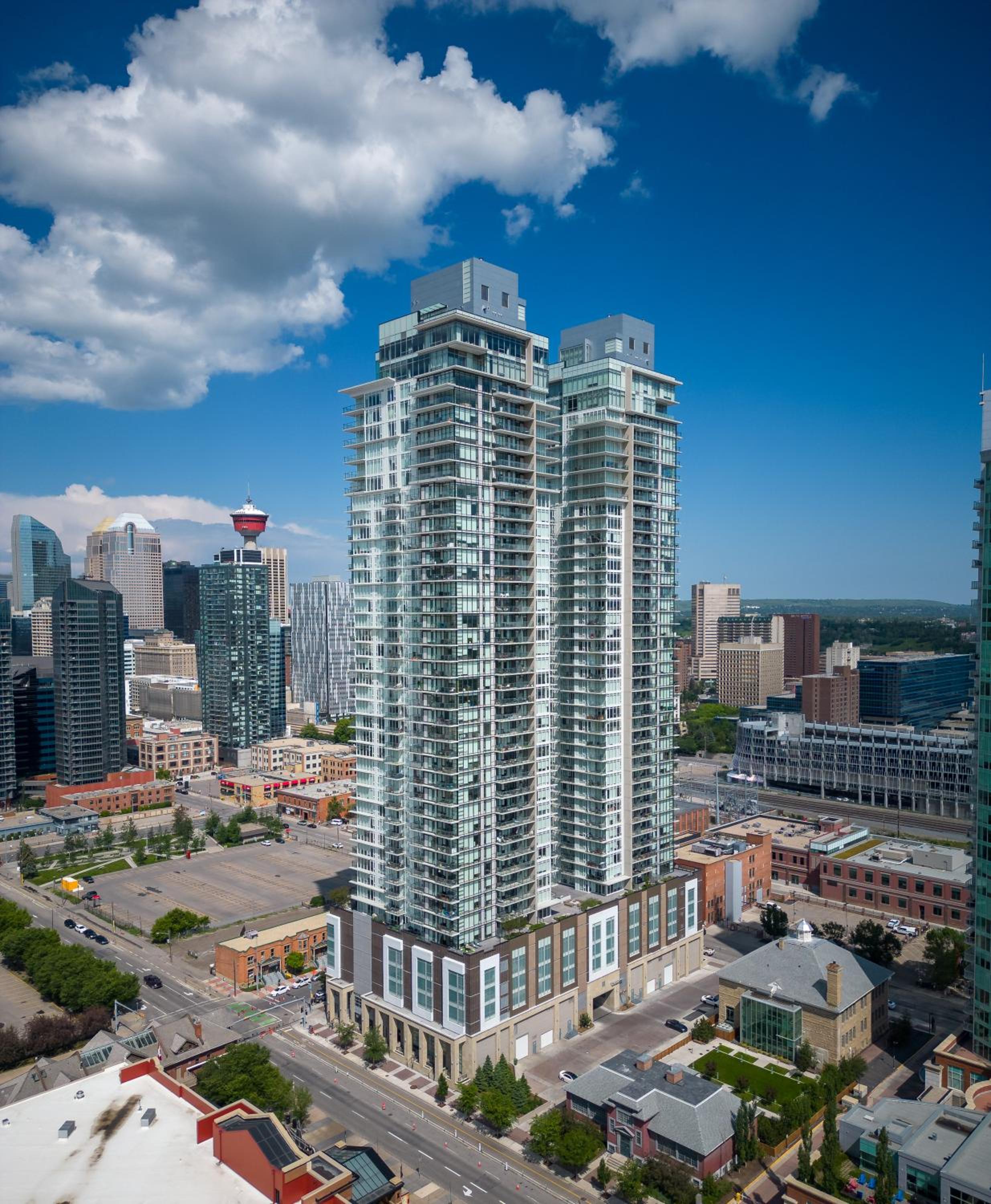 Modern Suite Calgary Downtown 5 min walk Stampede