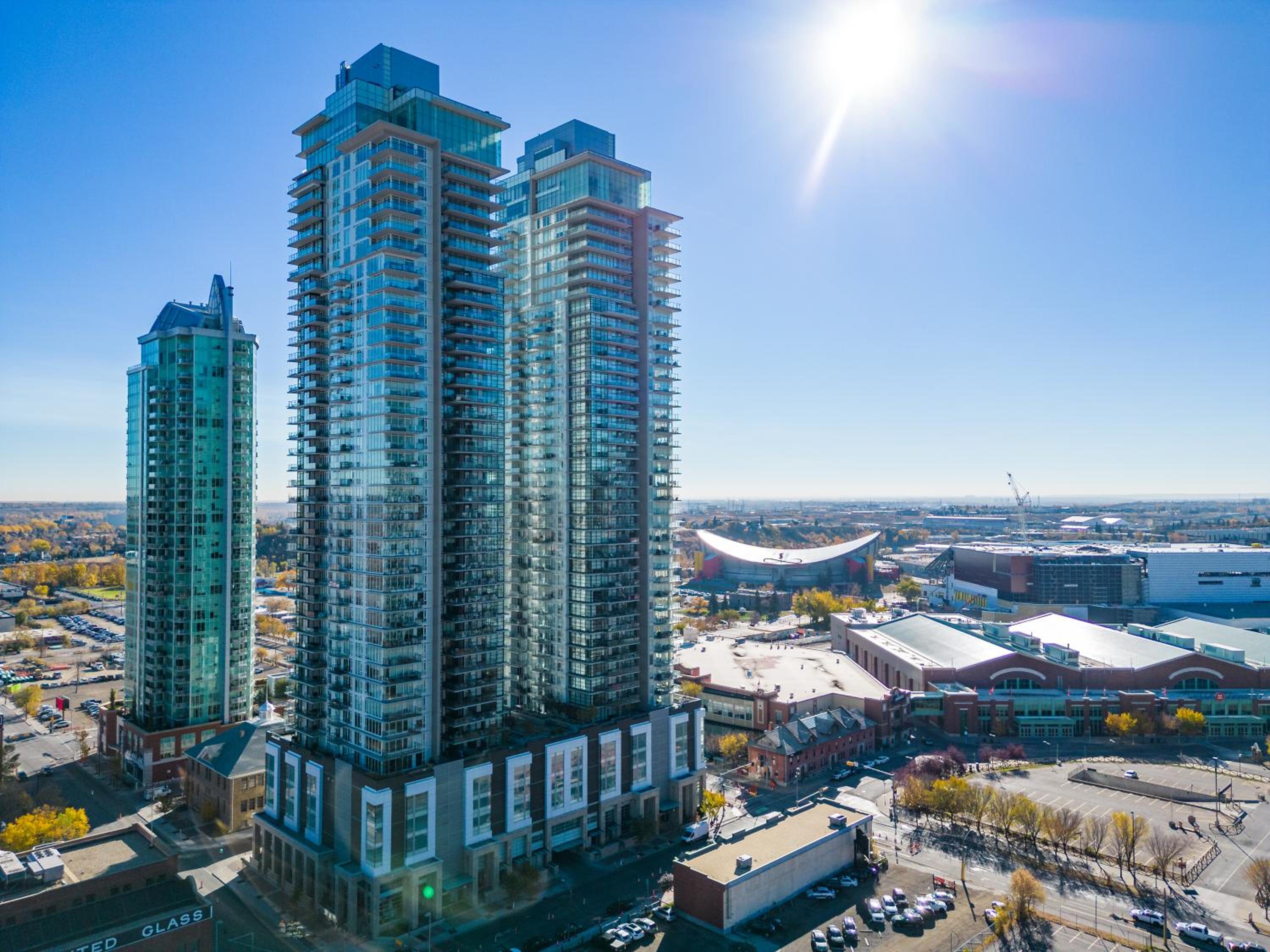 Modern Suite Calgary Downtown 5 min walk Stampede